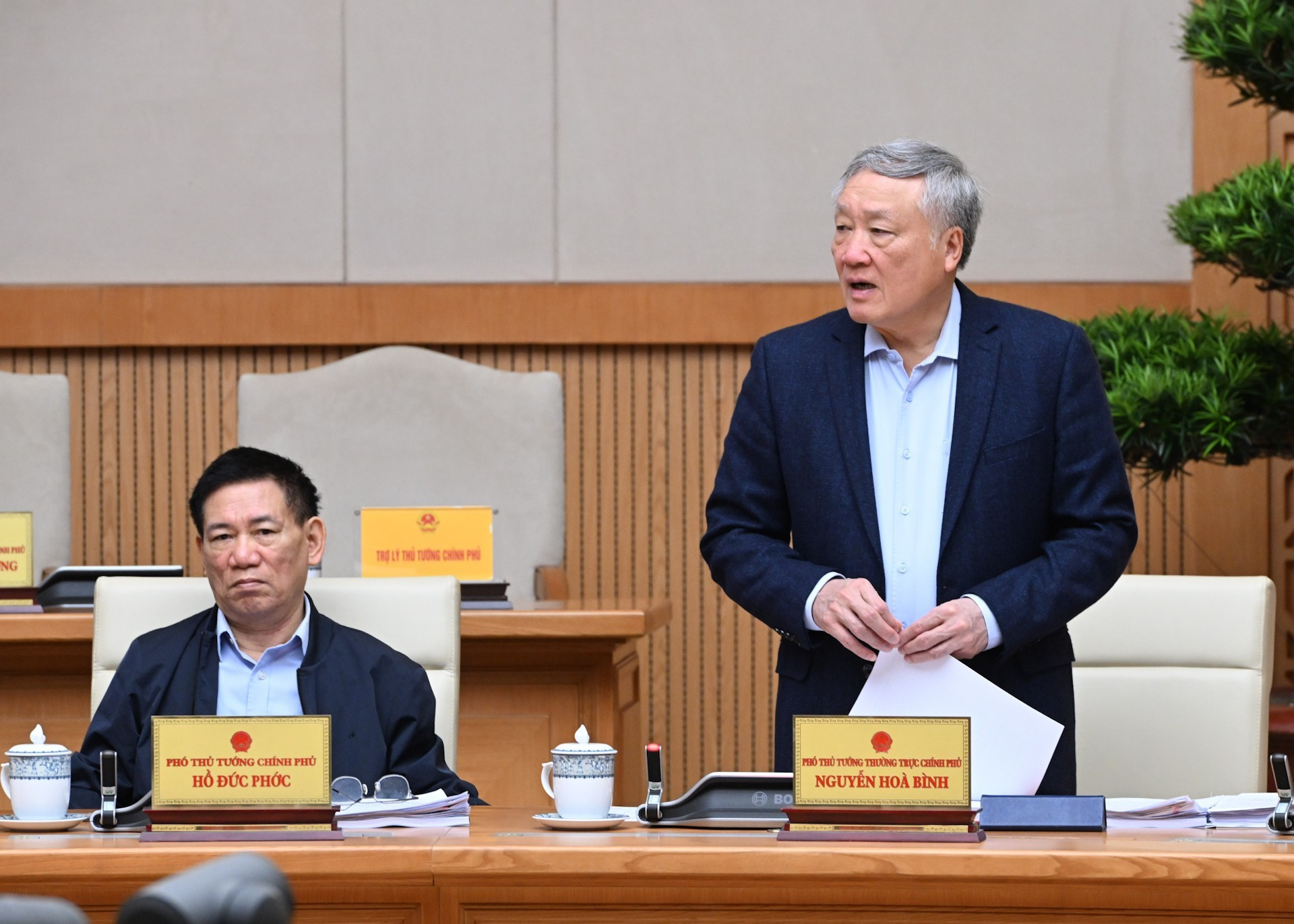 El viceprimer ministro permanente Nguyen Hoa Binh interviene en la reunión.