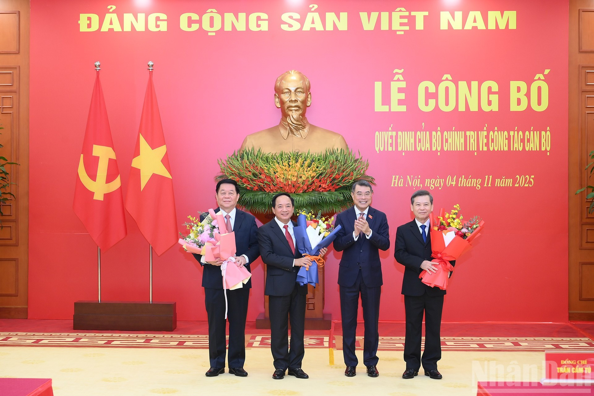 El jefe de la Comisión de Organización del Comité Central PCV, Le Minh Hung, felicita a Nguyan Trong Nghia, Trinh Van Quyet y Le Minh Tri.