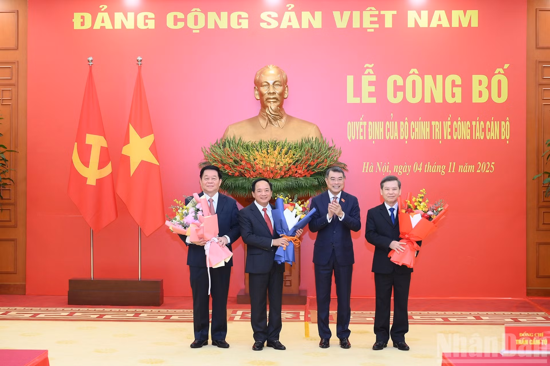 El jefe de la Comisión de Organización del Comité Central PCV, Le Minh Hung, felicita a Nguyan Trong Nghia, Trinh Van Quyet y Le Minh Tri.