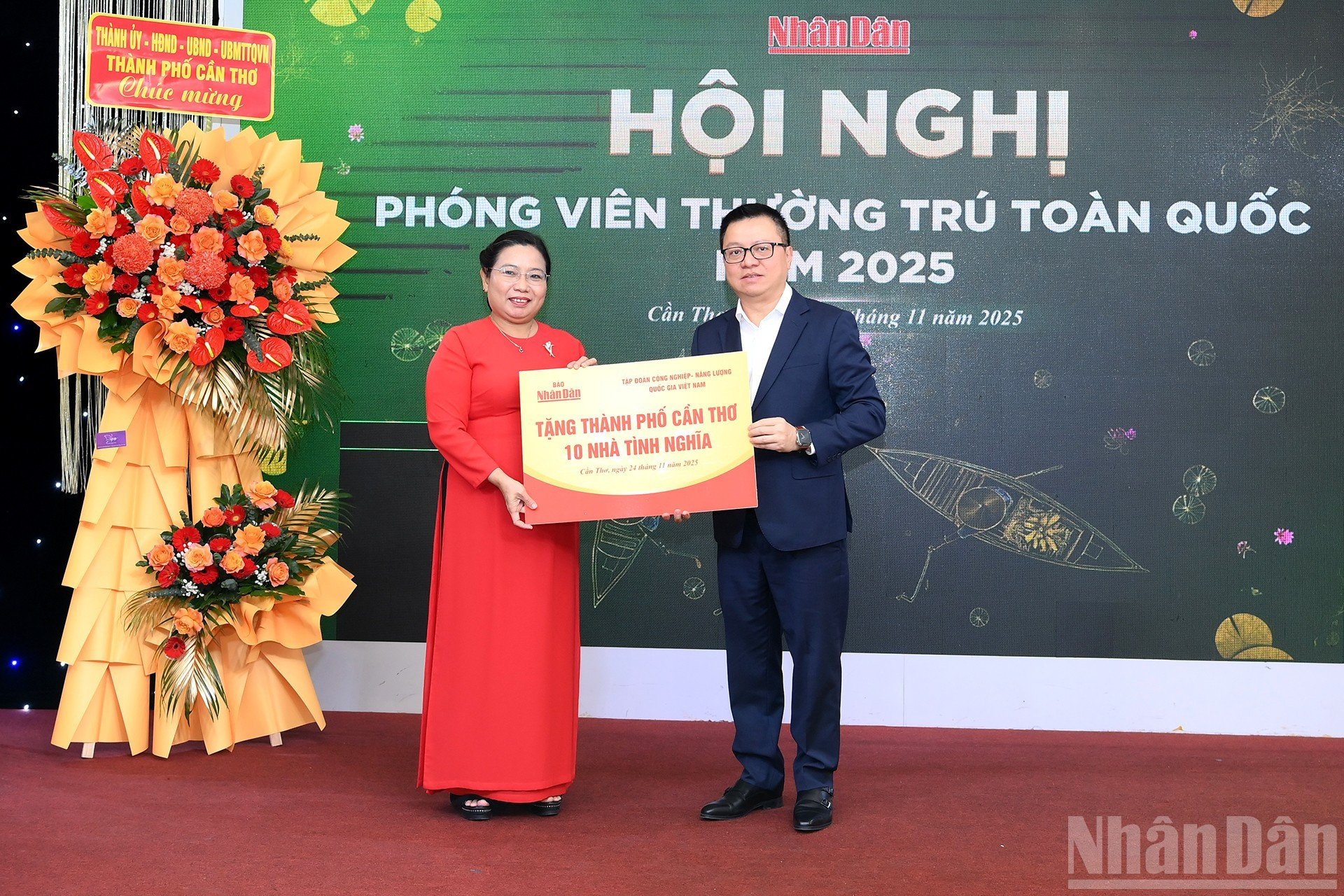 En la ocasión, Quoc Minh entrega 10 casas solidarias a la ciudad de Can Tho.