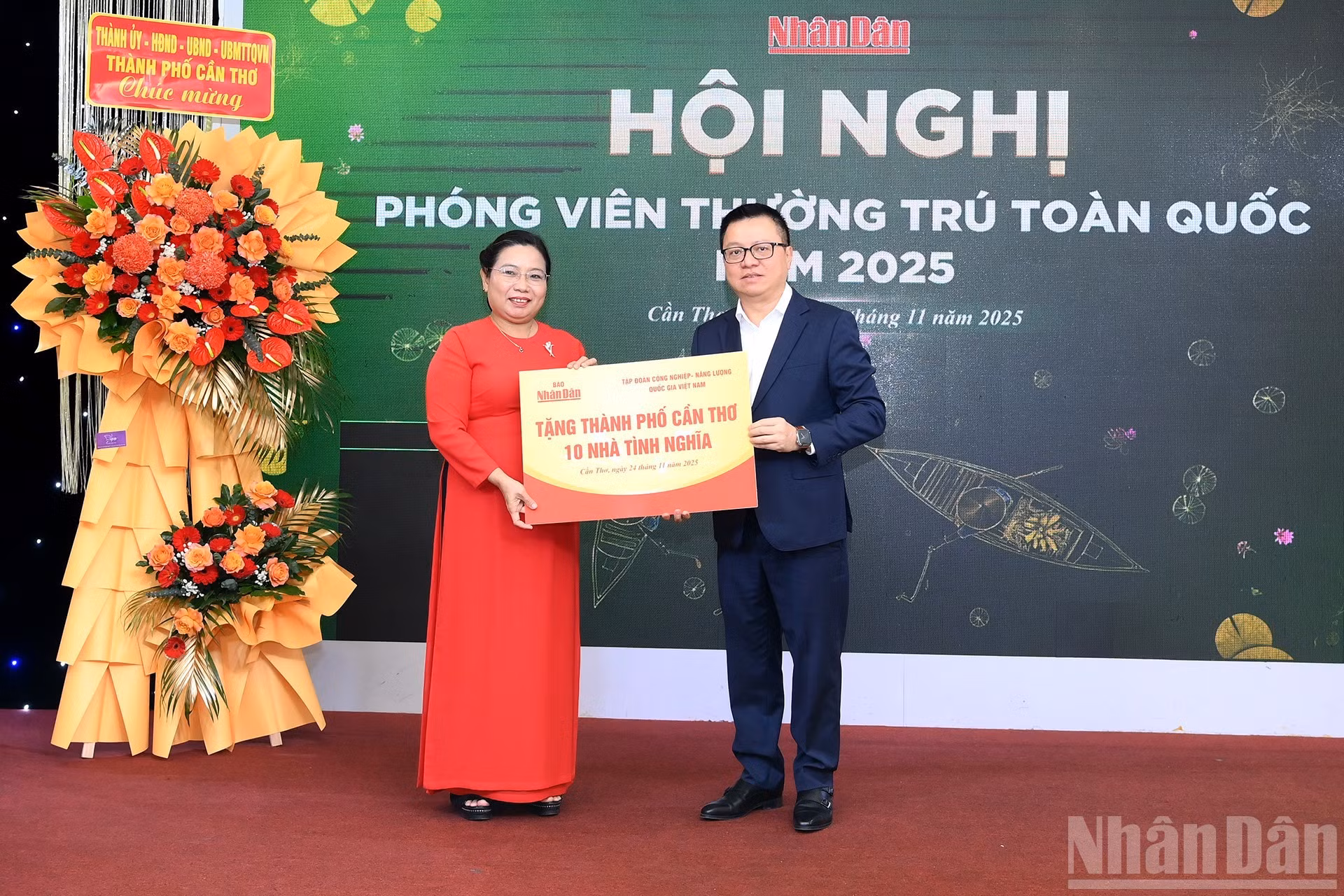 En la ocasión, Quoc Minh entrega 10 casas solidarias a la ciudad de Can Tho.