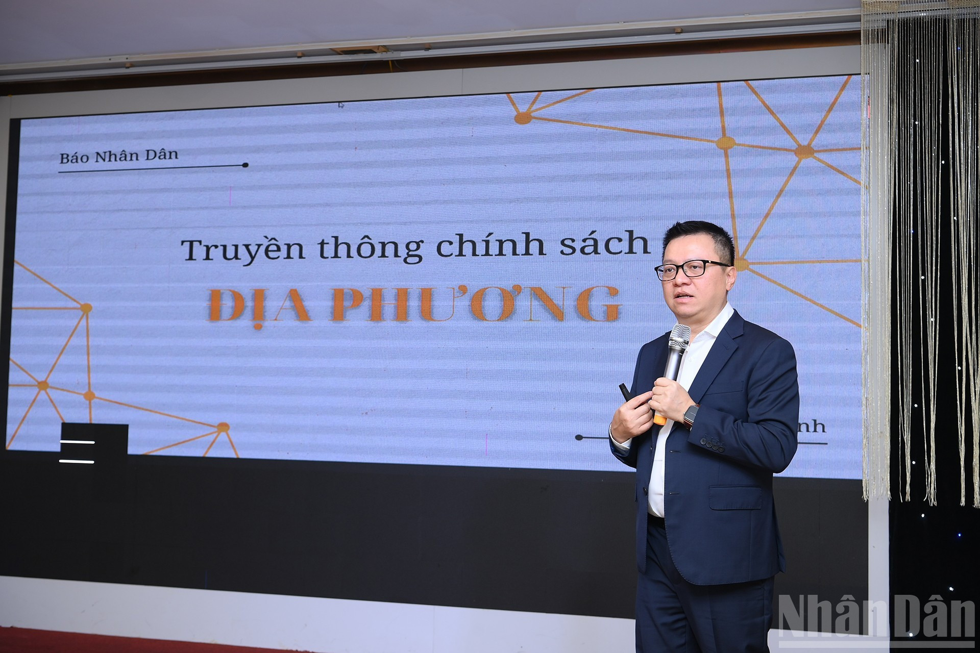 Quoc Minh expone el proyecto 'Estrategia de comunicación de políticas para barrios y comunas'.