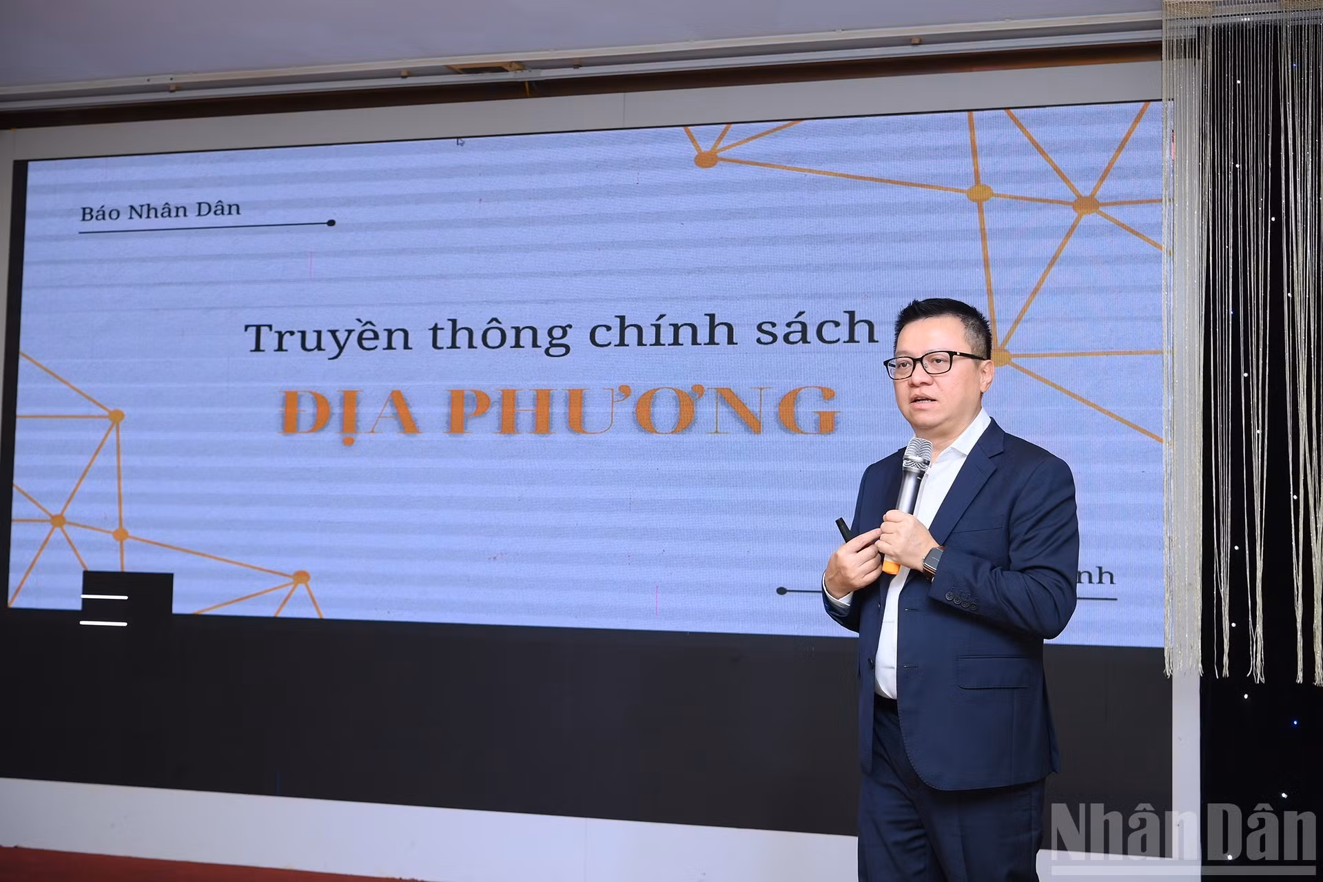 Quoc Minh expone el proyecto 'Estrategia de comunicación de políticas para barrios y comunas'.