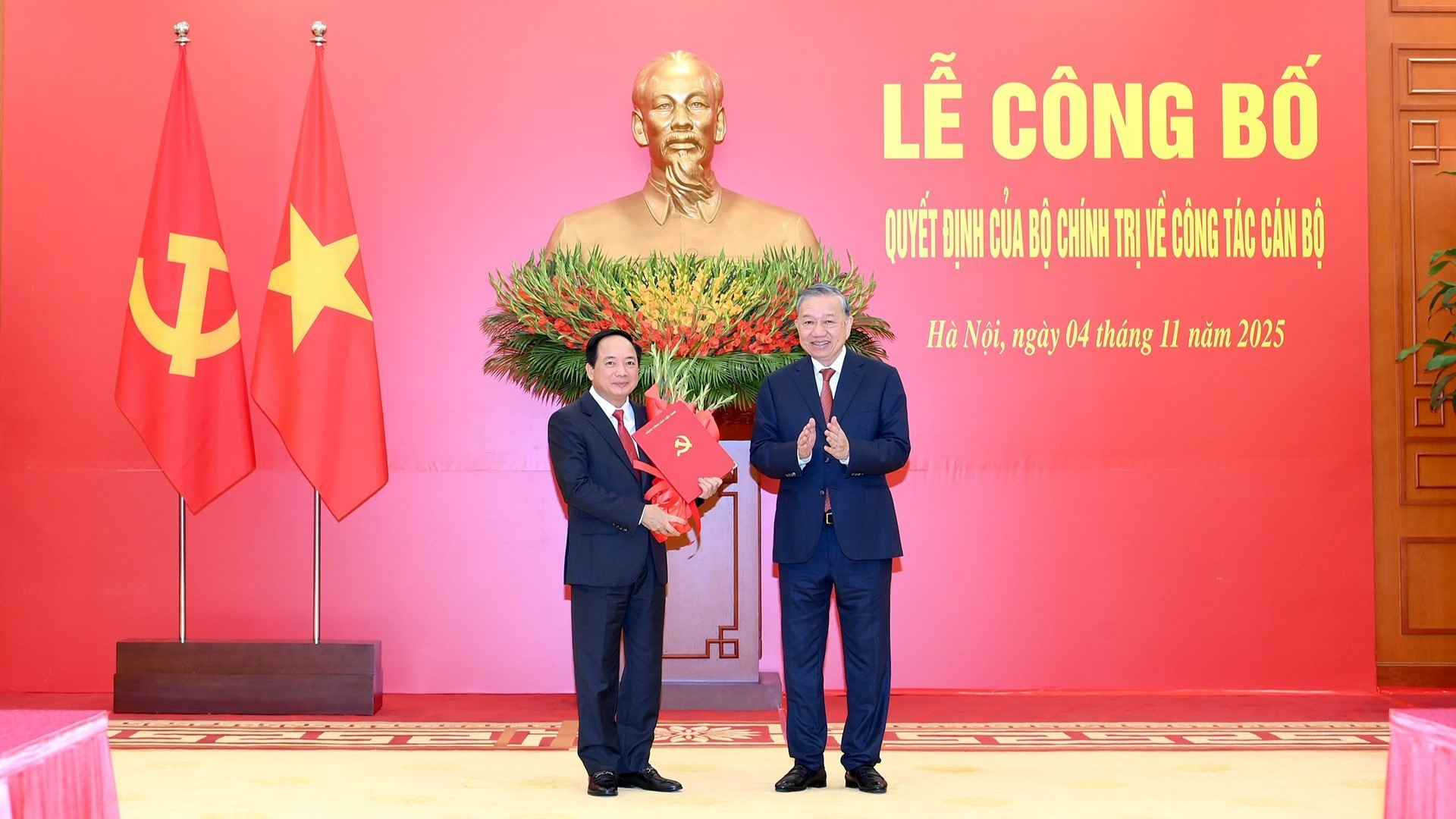 El secretario general del Partido Comunista de Vietnam, To Lam, entrega la decisión del Buró Político para nombrar al camarada Trinh Van Quyet como jefe de la Comisión de Propaganda y Movilización de Masas del Comité Central del Partido. 