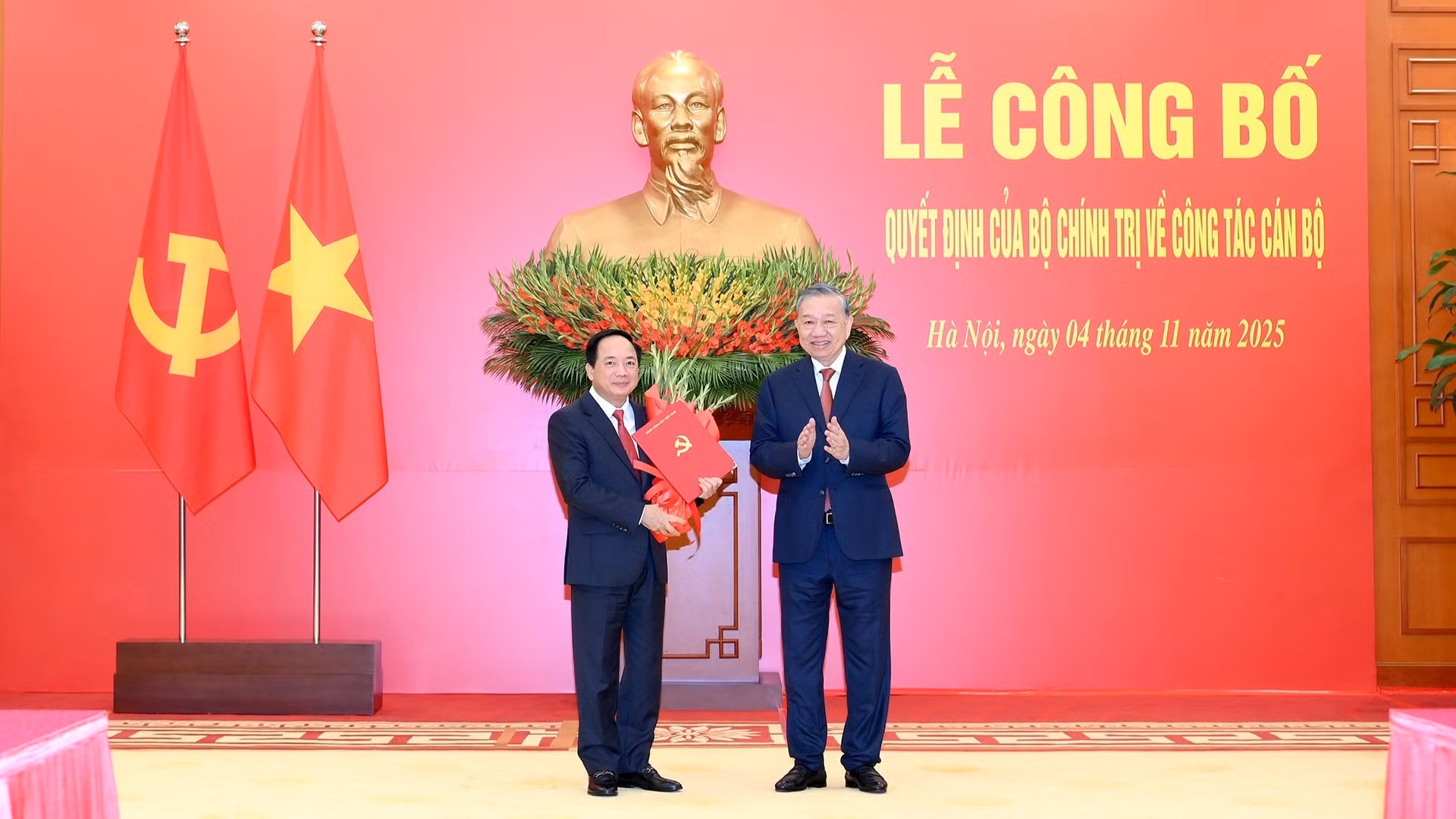 El secretario general del Partido Comunista de Vietnam, To Lam, entrega la decisión del Buró Político para nombrar al camarada Trinh Van Quyet como jefe de la Comisión de Propaganda y Movilización de Masas del Comité Central del Partido. 