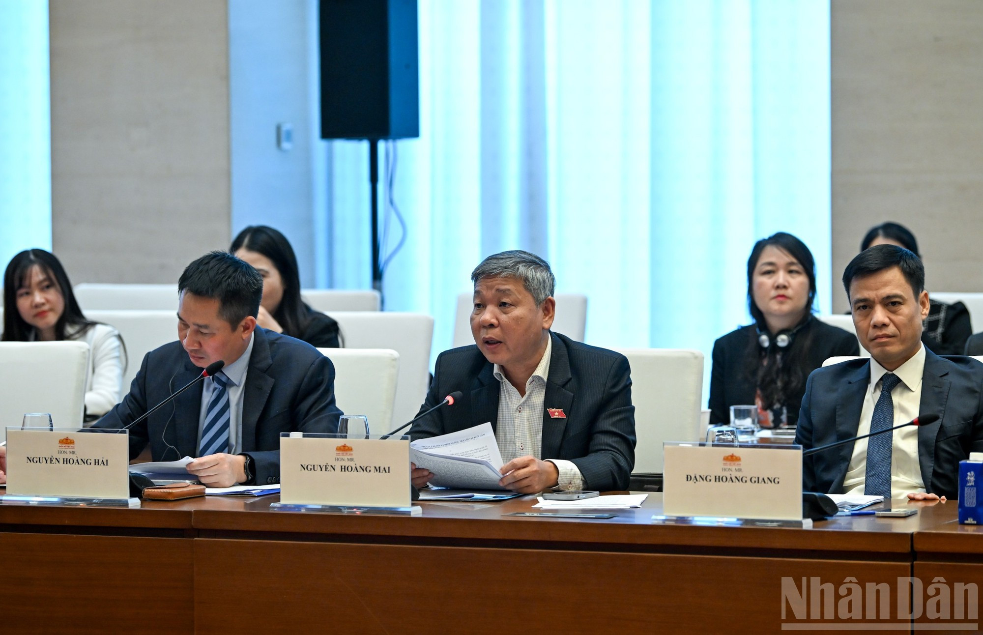 Nguyen Hoang Mai, vicejefe de la Comisión de Cultura y Sociedad de la Asamblea Nacional, da respuesta a las opiniones de las empresas.