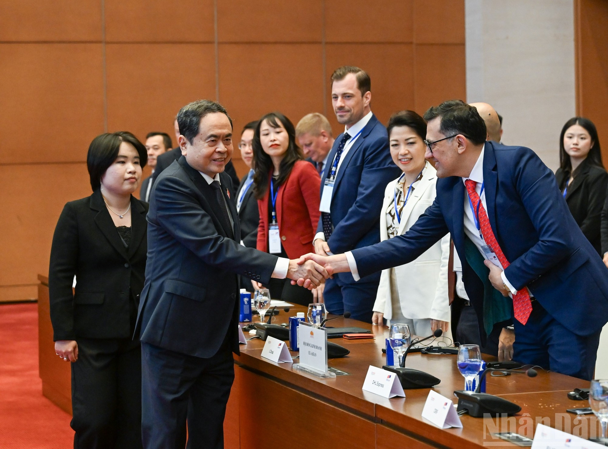 El presidente de la Asamblea Nacional de Vietnam, Tran Thanh Man, y los miembros de la delegación empresarial del Consejo Empresarial UE-Asean.