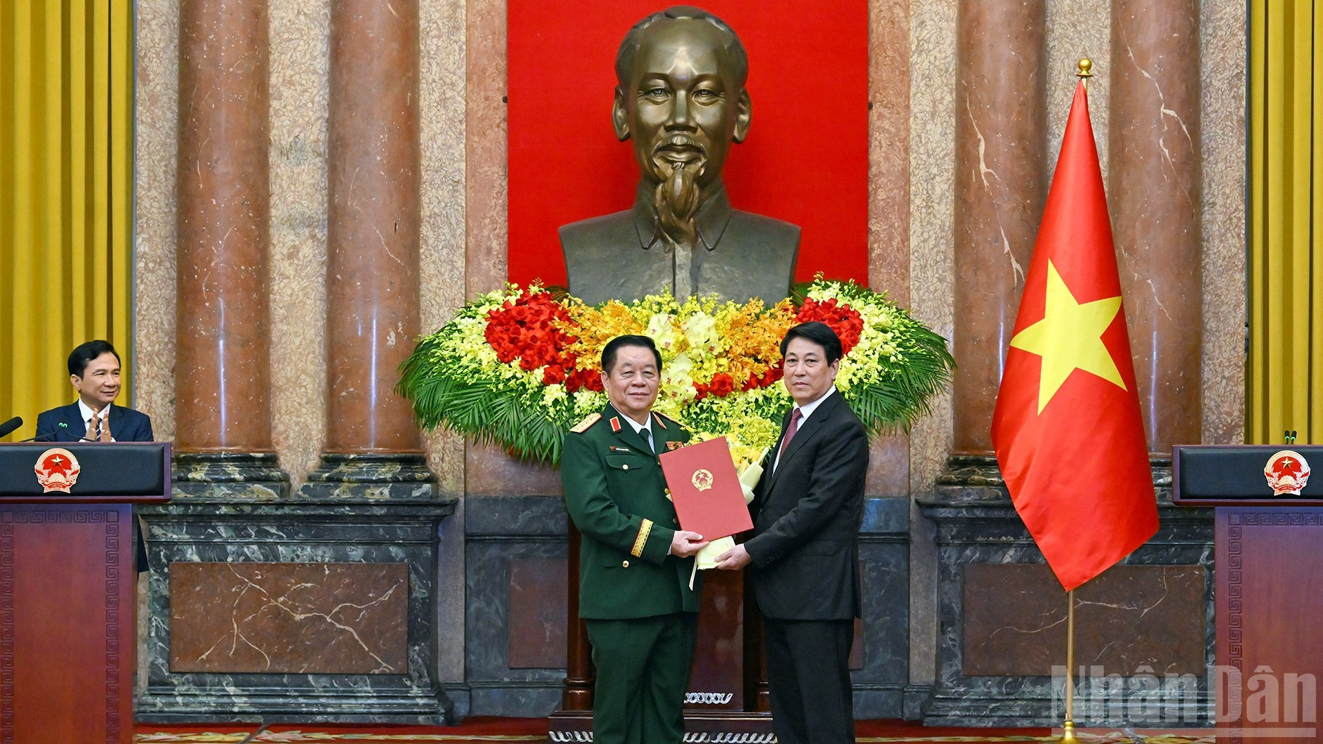 El presidente Luong Cuong entrega la decisión de nombramiento para el cargo de jefe de la Dirección General de Política del Ejército Popular de Vietnam y, al mismo tiempo, asciende al camarada Nguyen Trong Nghia del rango de Teniente General al de General.