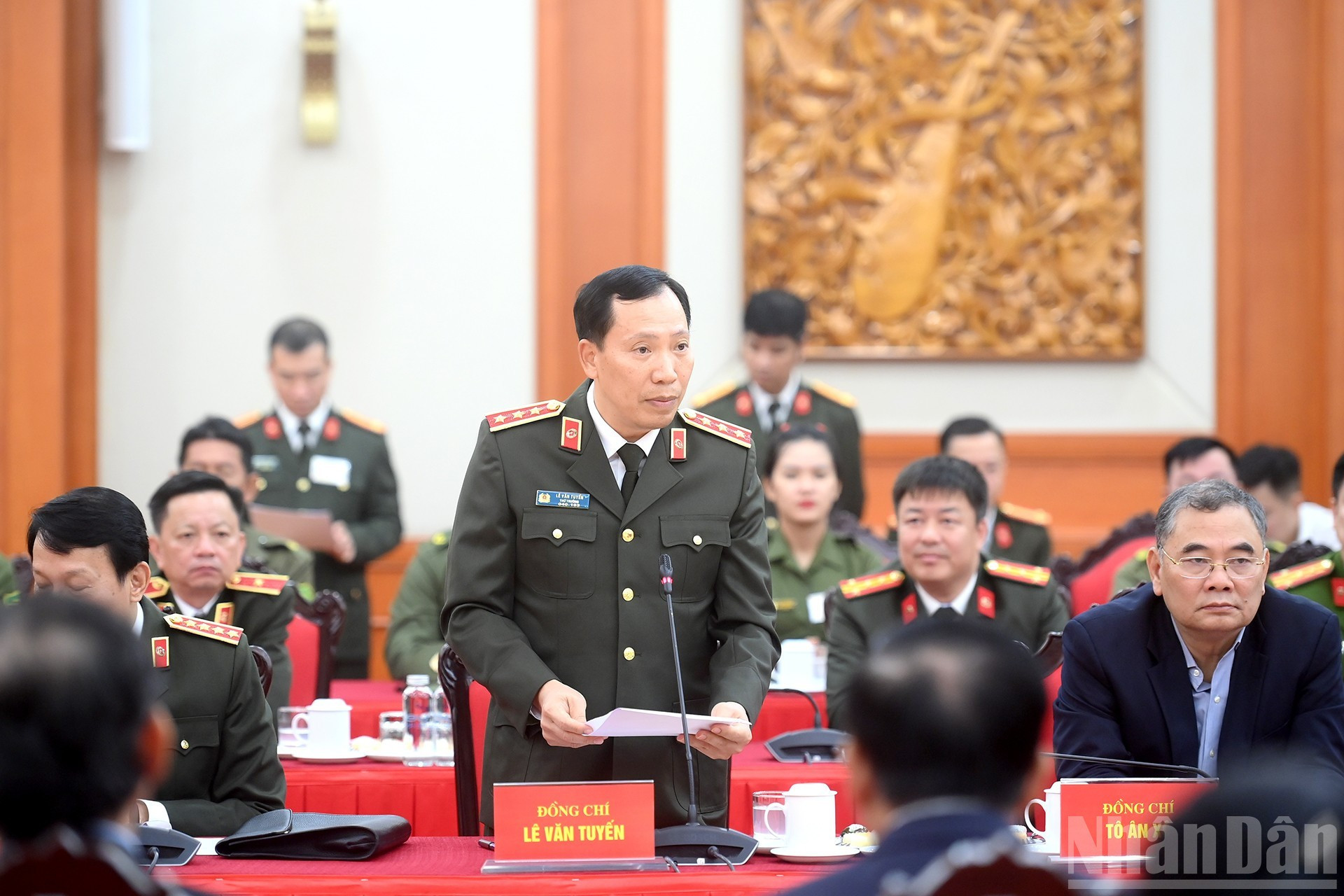 Le Van Tuyen, viceministro de Seguridad Pública, habla en el encuentro.