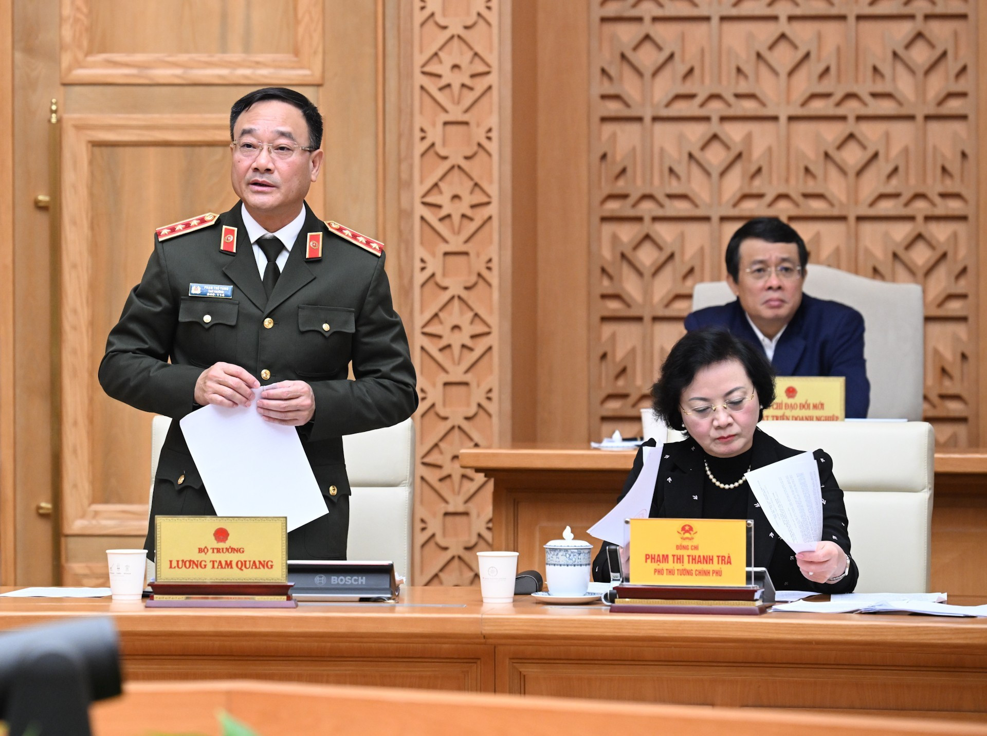Pham The Tung, viceministro de Seguridad Pública, interviene en la cita.