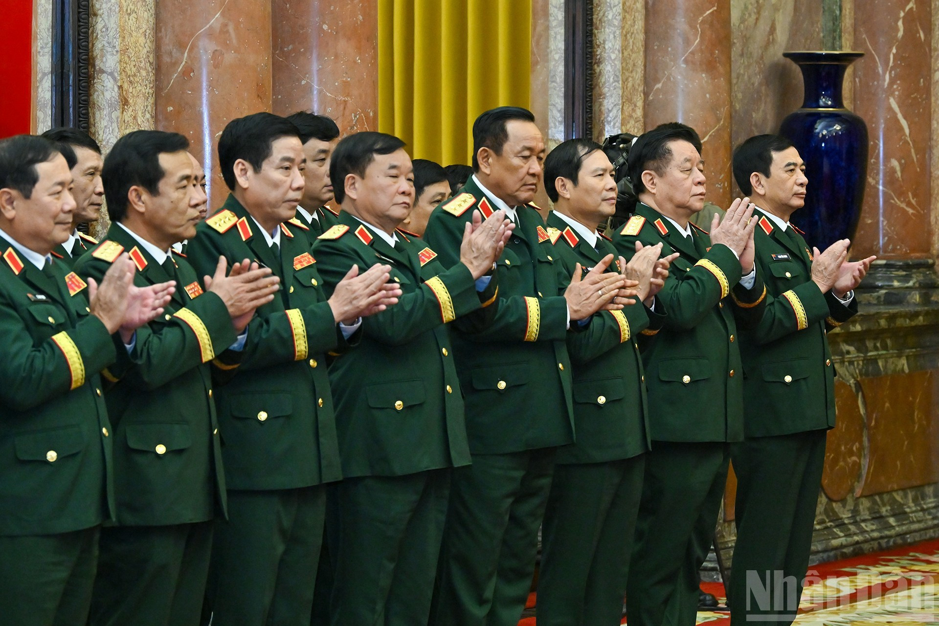 El ministro de Defensa, Phan Van Giang, junto con otros dirigentes de la cartera en el acto.