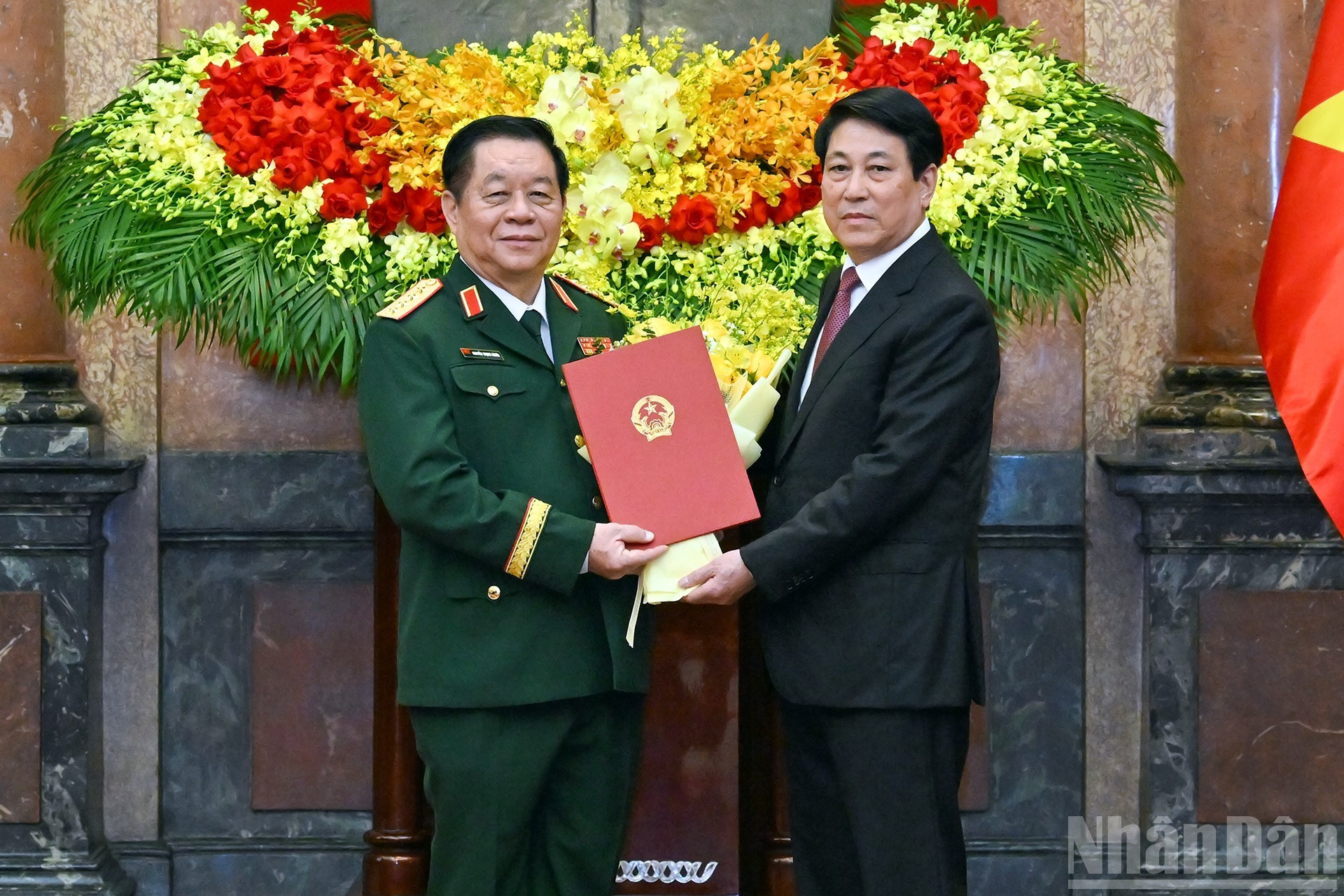 El presidente Luong Cuong entrega la decisión de nombramiento para el cargo de jefe de la Dirección General de Política del Ejército Popular de Vietnam y, al mismo tiempo, asciende al camarada Nguyen Trong Nghia del rango de Teniente General al de General.