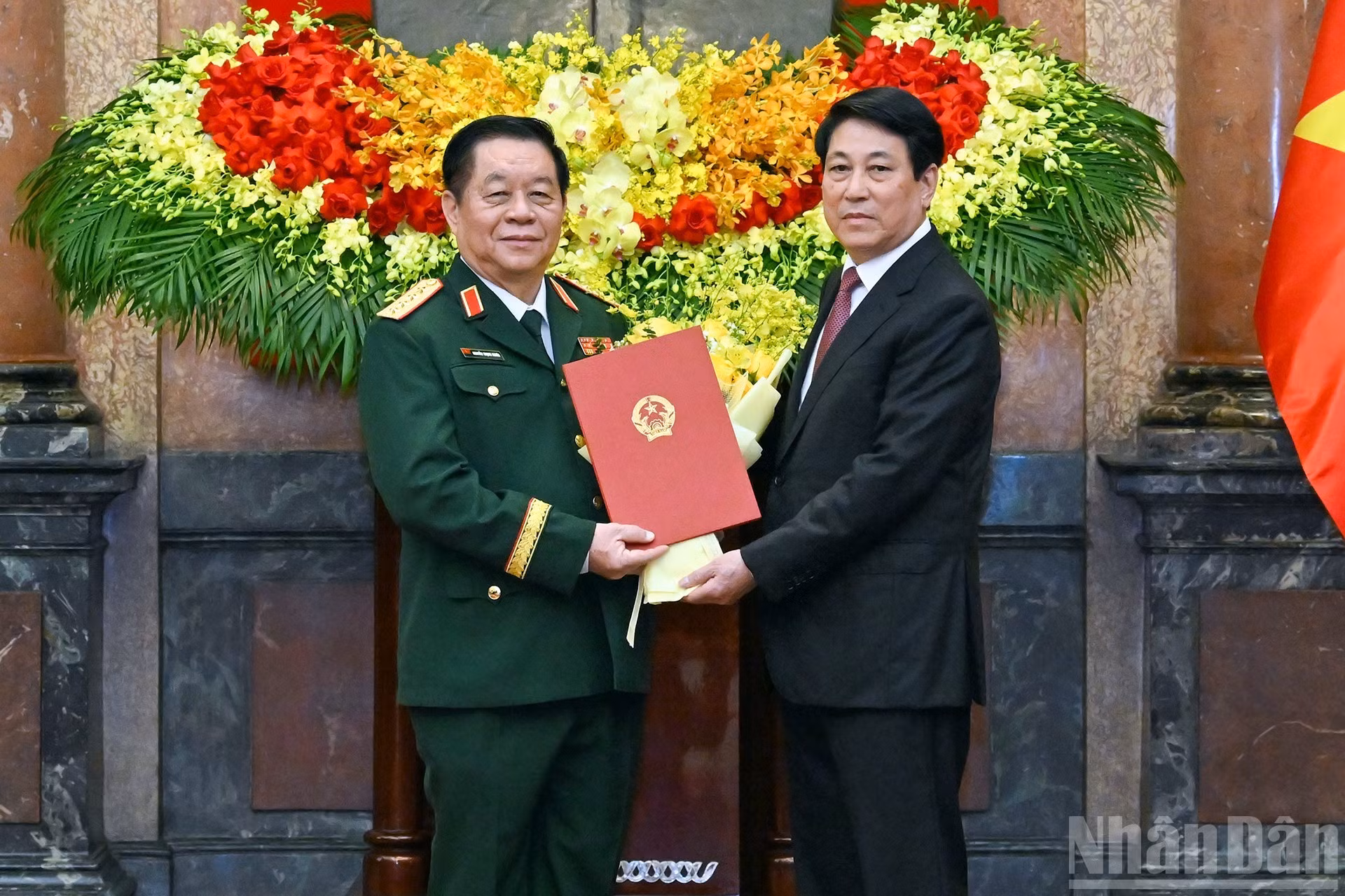 El presidente Luong Cuong entrega la decisión de nombramiento para el cargo de jefe de la Dirección General de Política del Ejército Popular de Vietnam y, al mismo tiempo, asciende al camarada Nguyen Trong Nghia del rango de Teniente General al de General.
