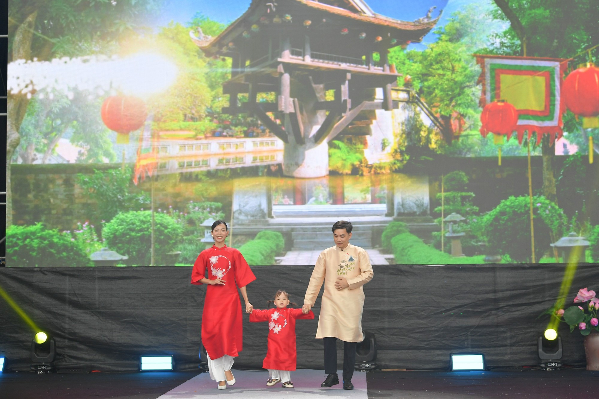 Un espacio lleno de amor y calidez, donde el Ao dai no solo es un símbolo de belleza, sino también un lazo que une a las generaciones en la colección Colores de Familia.