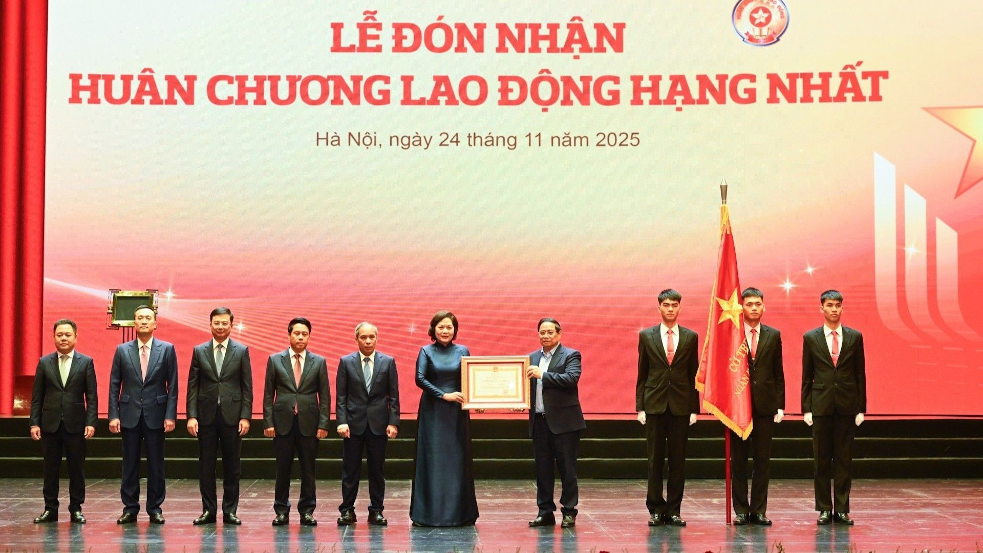 El primer ministro de Vietnam, Pham Minh Chinh, otorga la Orden del Trabajo de Primera Clase al Banco Estatal de Vietnam.