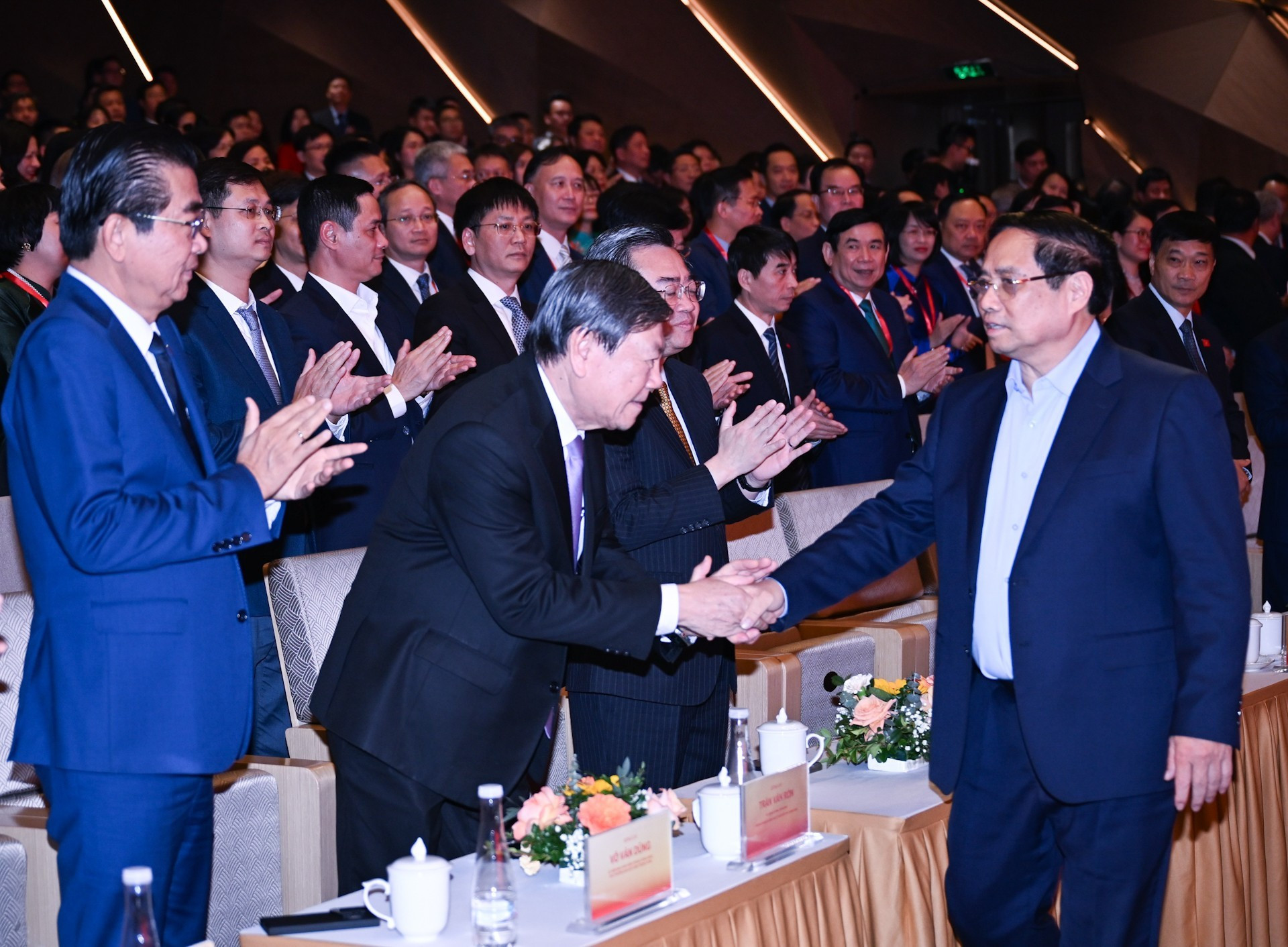 El primer ministro de Vietnam, Pham Minh Chinh, con los delegados en el evento.