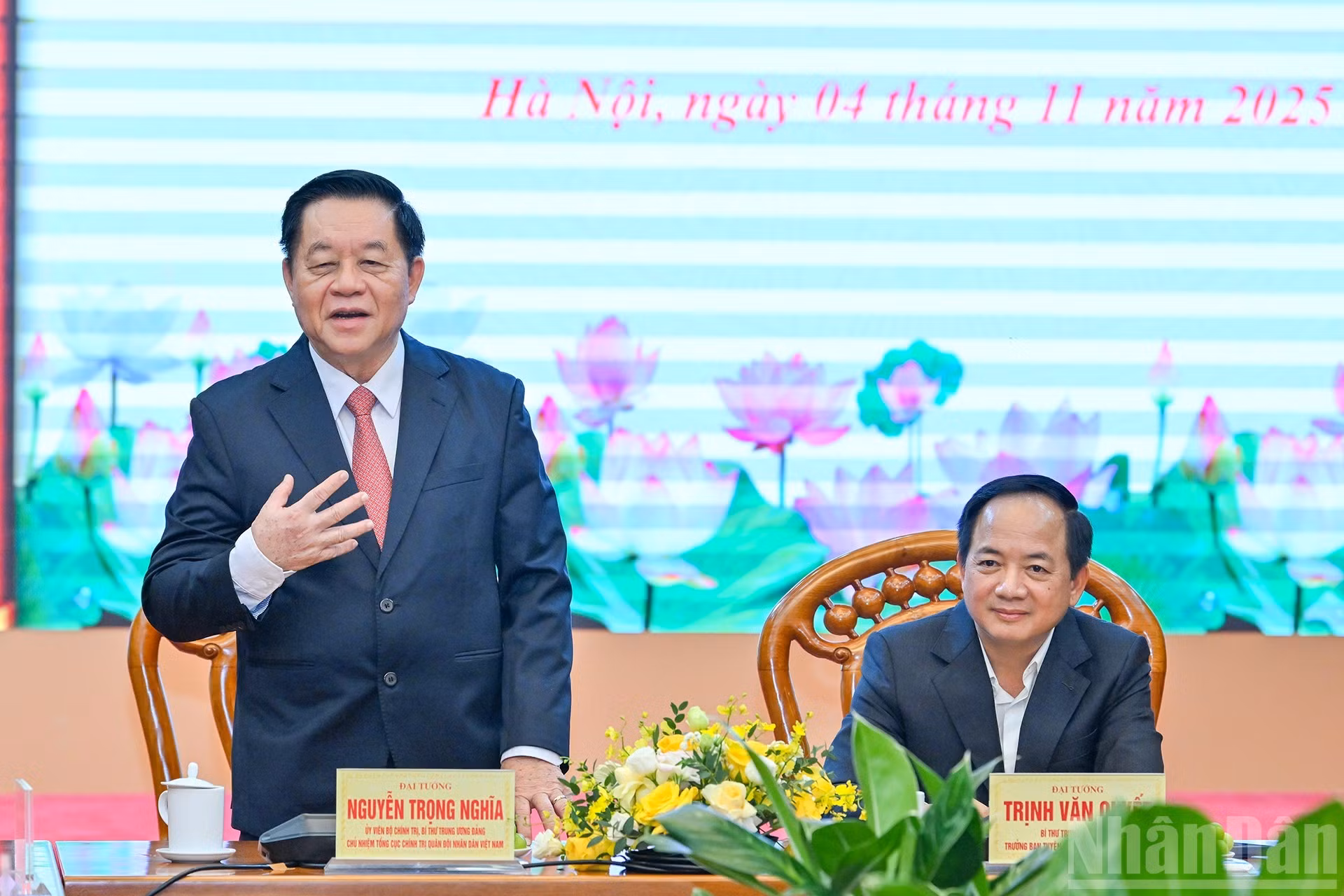 Trong Nghia habla en el acto.