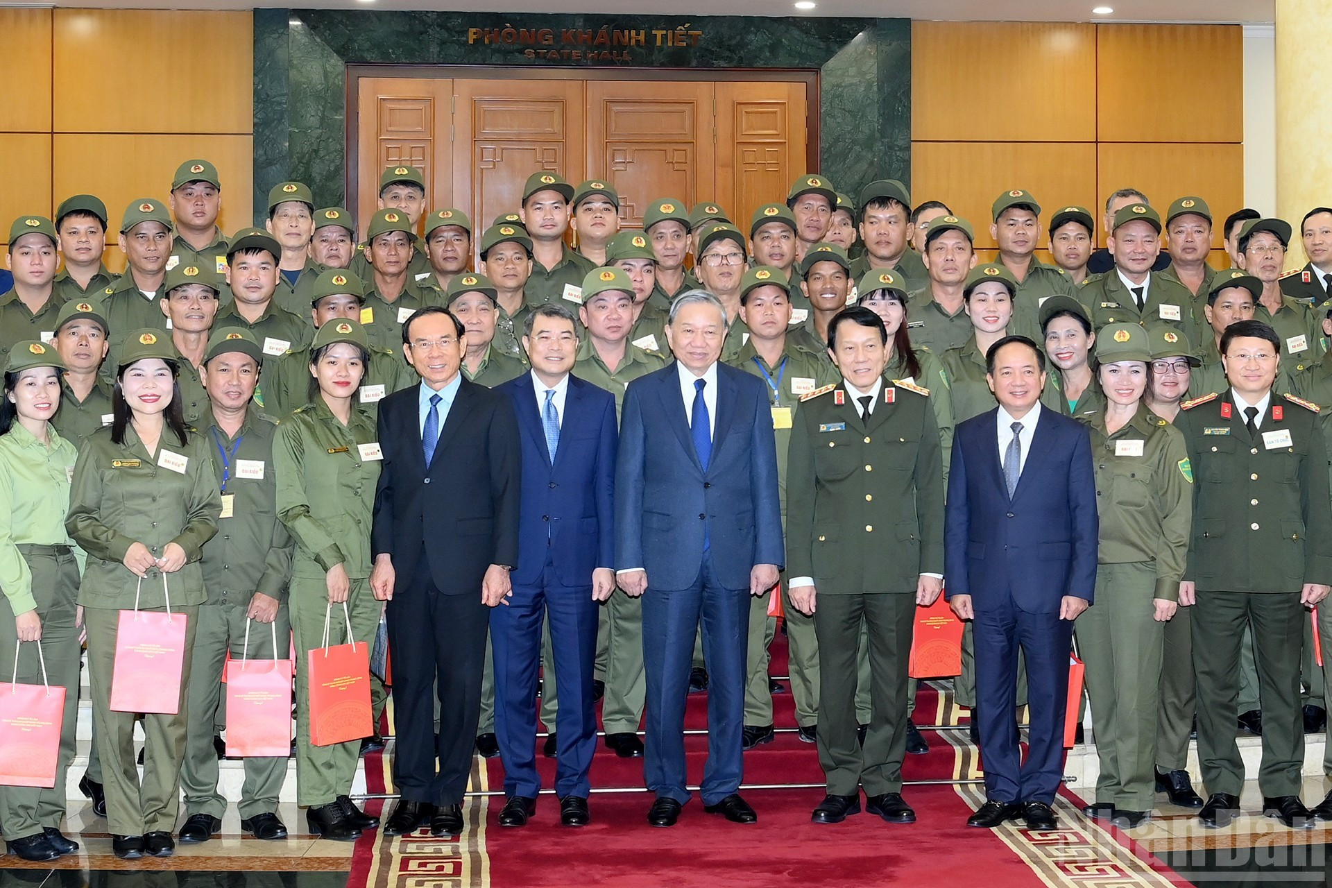 To Lam y los delegados en el evento.