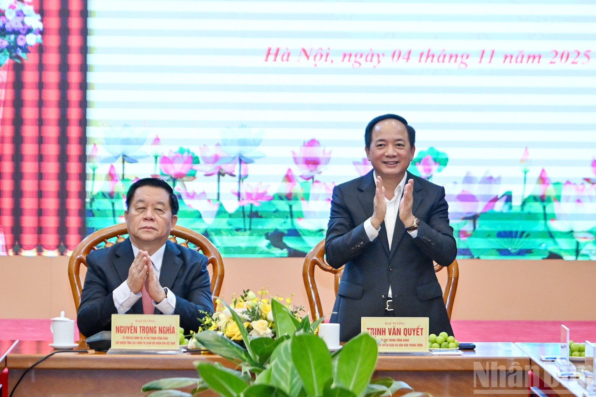 El jefe de la Dirección General de Política del Ejército Popular de Vietnam, Nguyen Trong Nghia, y el jefe de la Comisión de Propaganda y Movilización de Masas del Comité Central del PCV, Trinh Van Quyet, presiden la reunión.