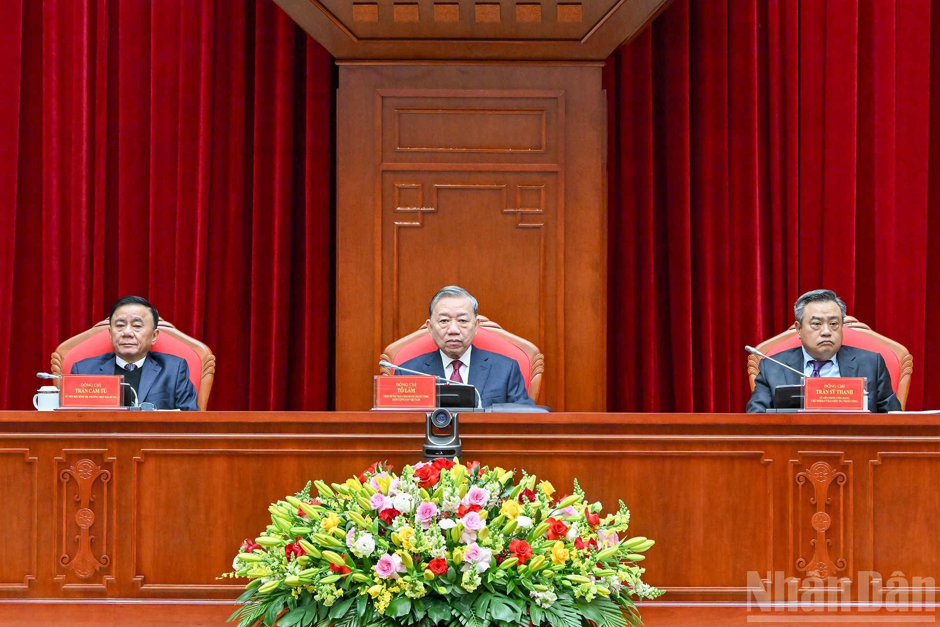 El líder partista preside la conferincia.