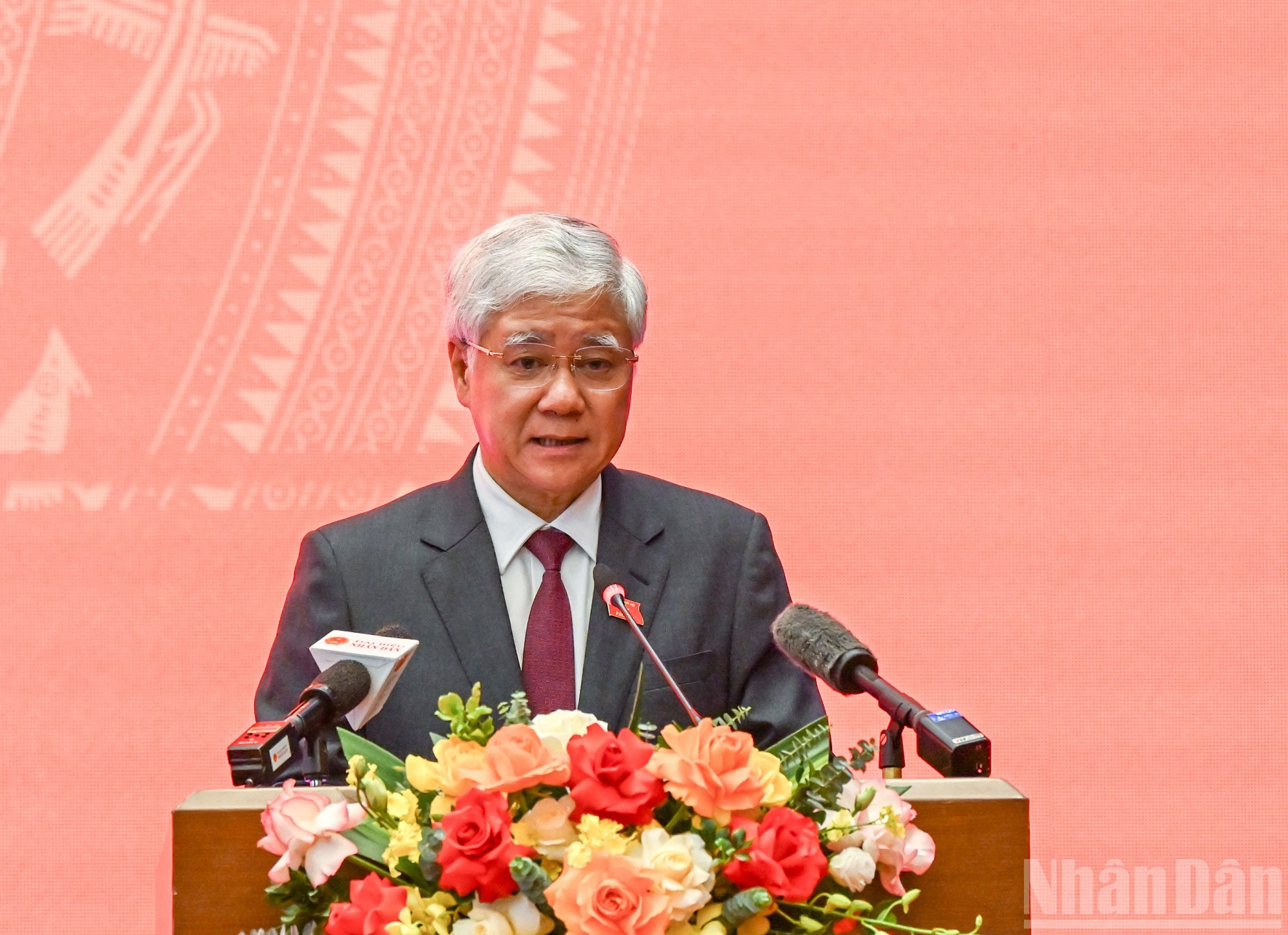 El vicesecretario permanente del Comité del Partido en la Asamblea Nacional, Do Van Chien, pronuncia un discurso.