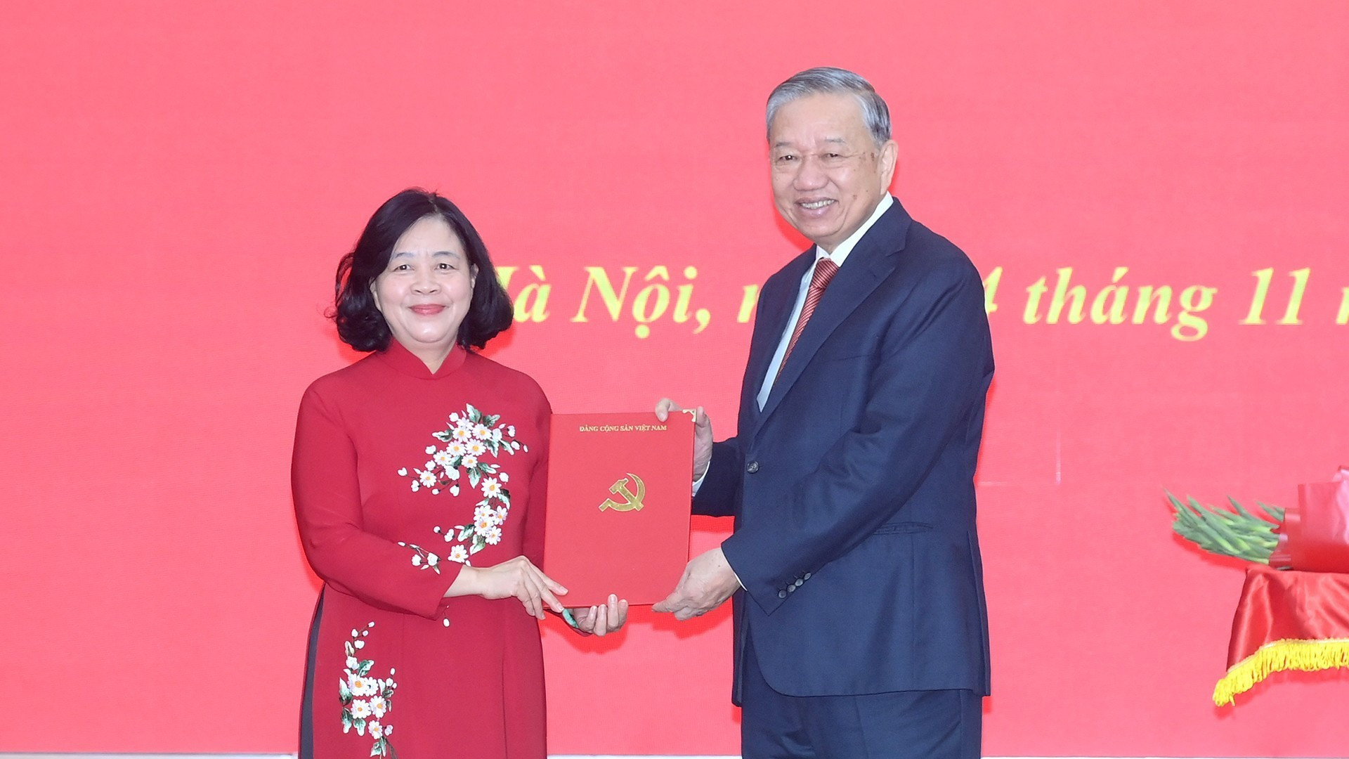 El secretario general del Partido Comunista de Vietnam, To Lam, entrega la decisión del Buró Político sobre la designación de la camarada Bui Thi Minh Hoai como secretaria del Comité del Partido del Frente de la Patria y las organizaciones de masas centrales para el mandato 2020-2025.