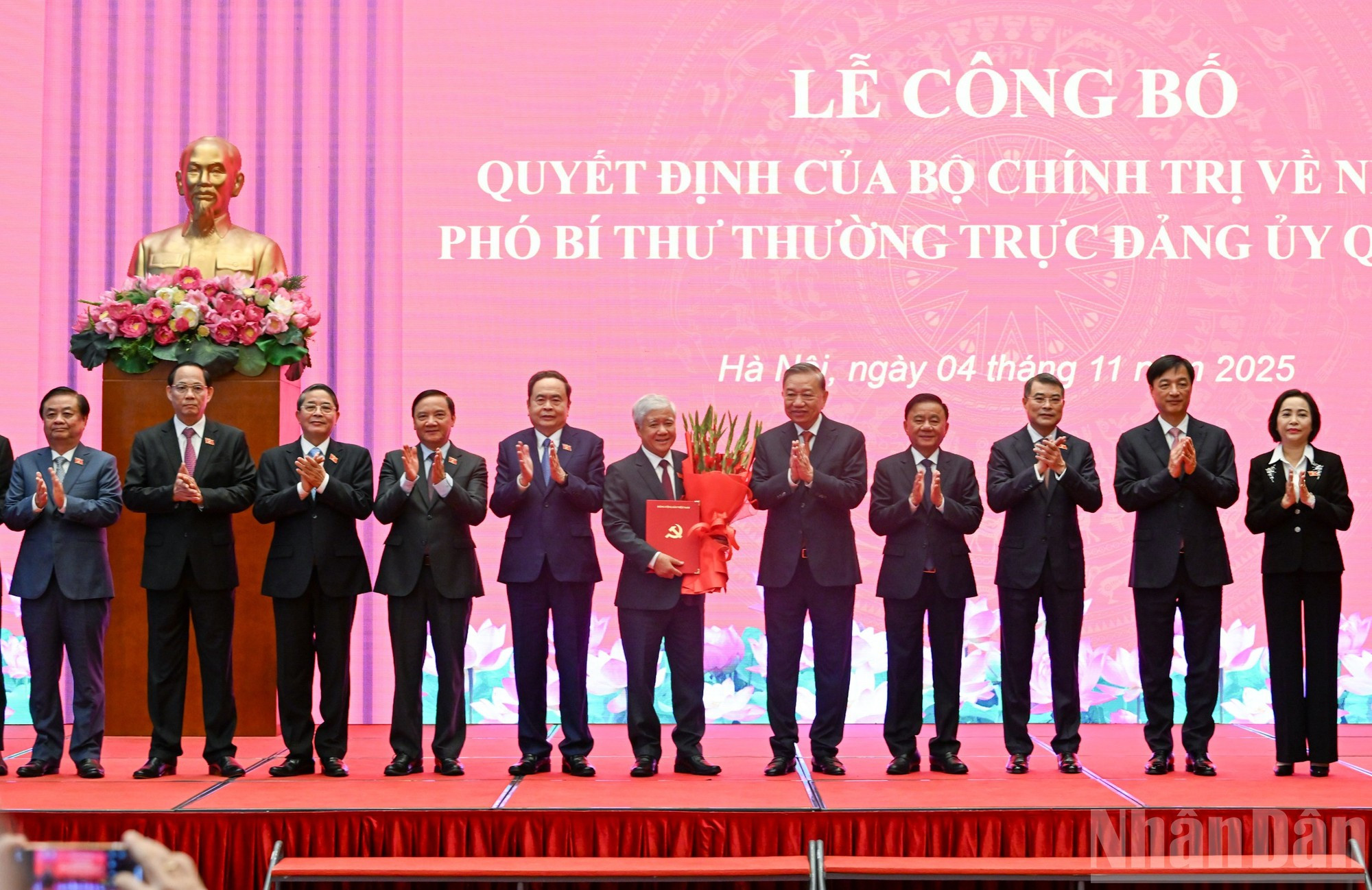 Los delegados felicitan al vicesecretario permanente del Comité del Partido en la Asamblea Nacional, Do Van Chien.