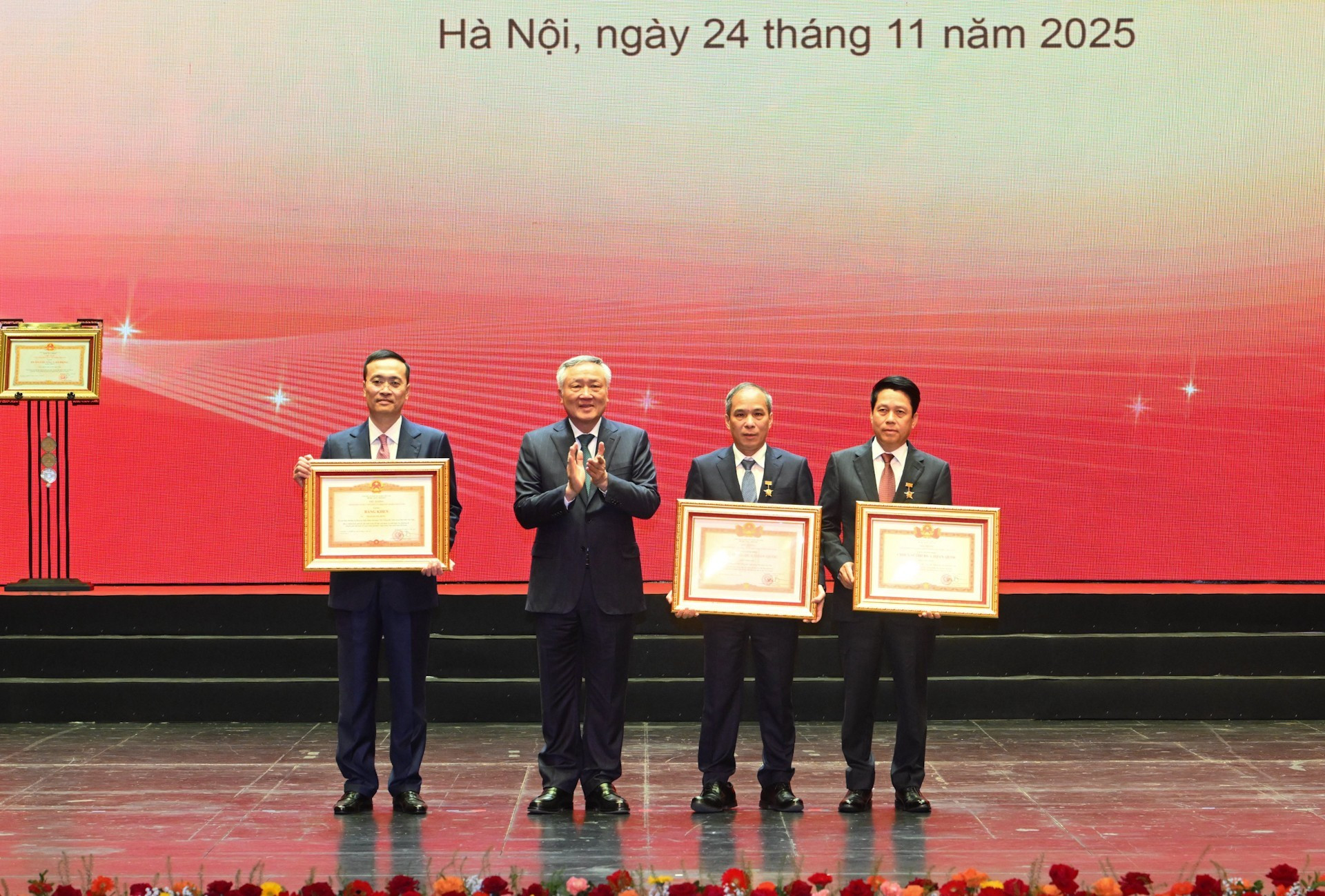 El viceprimer ministro permanente, Nguyen Hoa Binh, otorga el título de ‘Soldado Emulador Nacional’ al vicegobernador permanente del Banco Estatal, Doan Thai Son, y al vicegobernador del Banco Estatal, Pham Tien Dung; y entrega el Certificado de Mérito del primer ministro al vicegobernador del Banco Estatal, Pham Quang Dung.