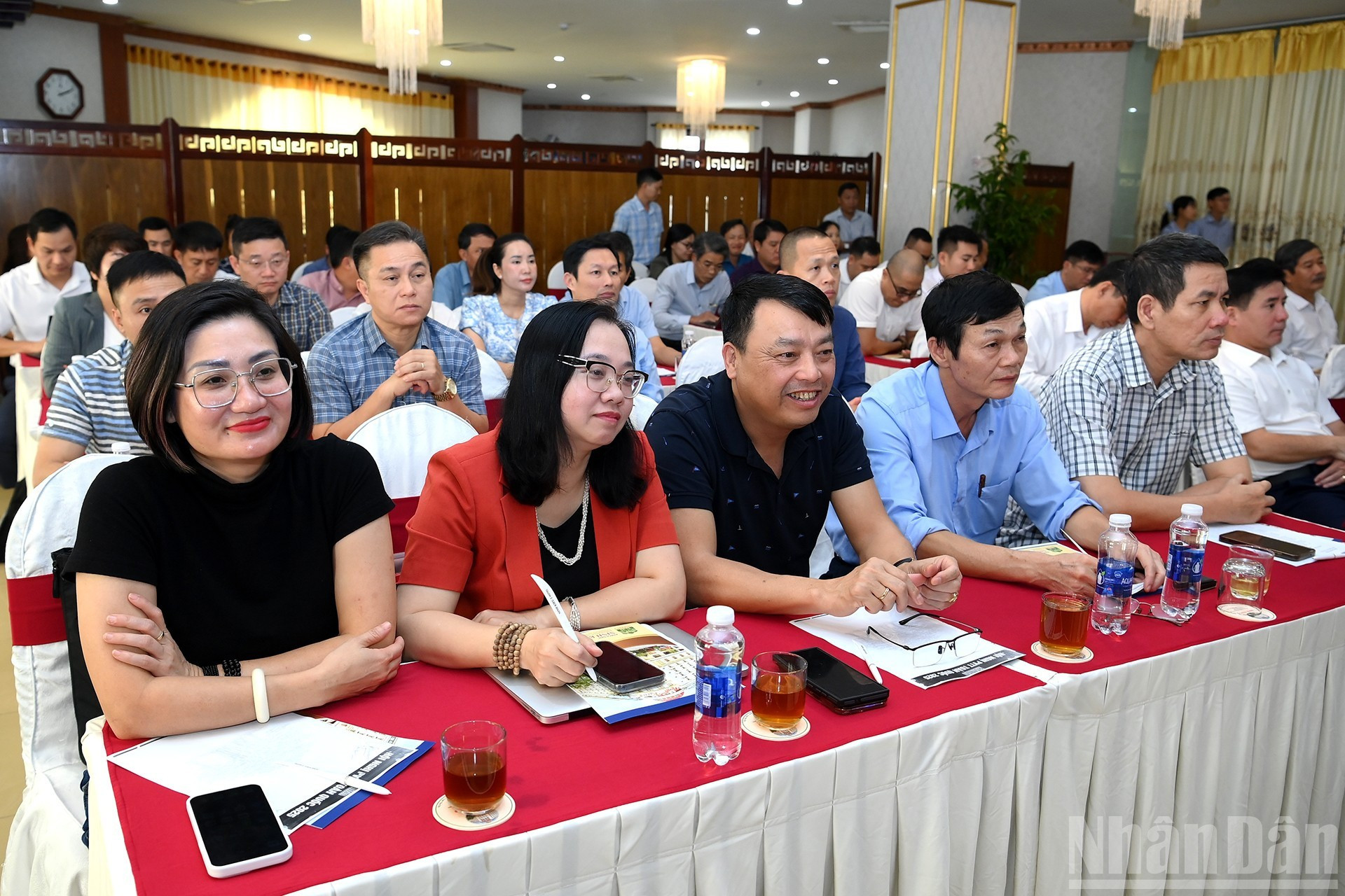 Corresponsales del periódico Nhan Dan en las provincias y ciudades asisten a la conferencia.