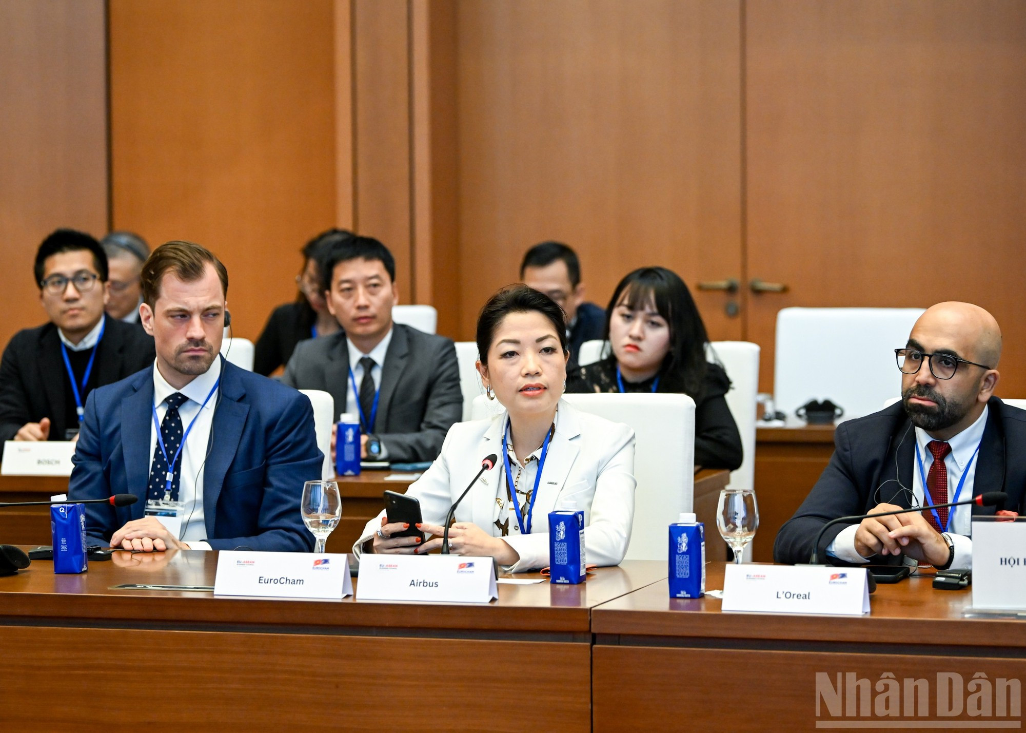 Representante de la compañía Airbus habla en la recepción.