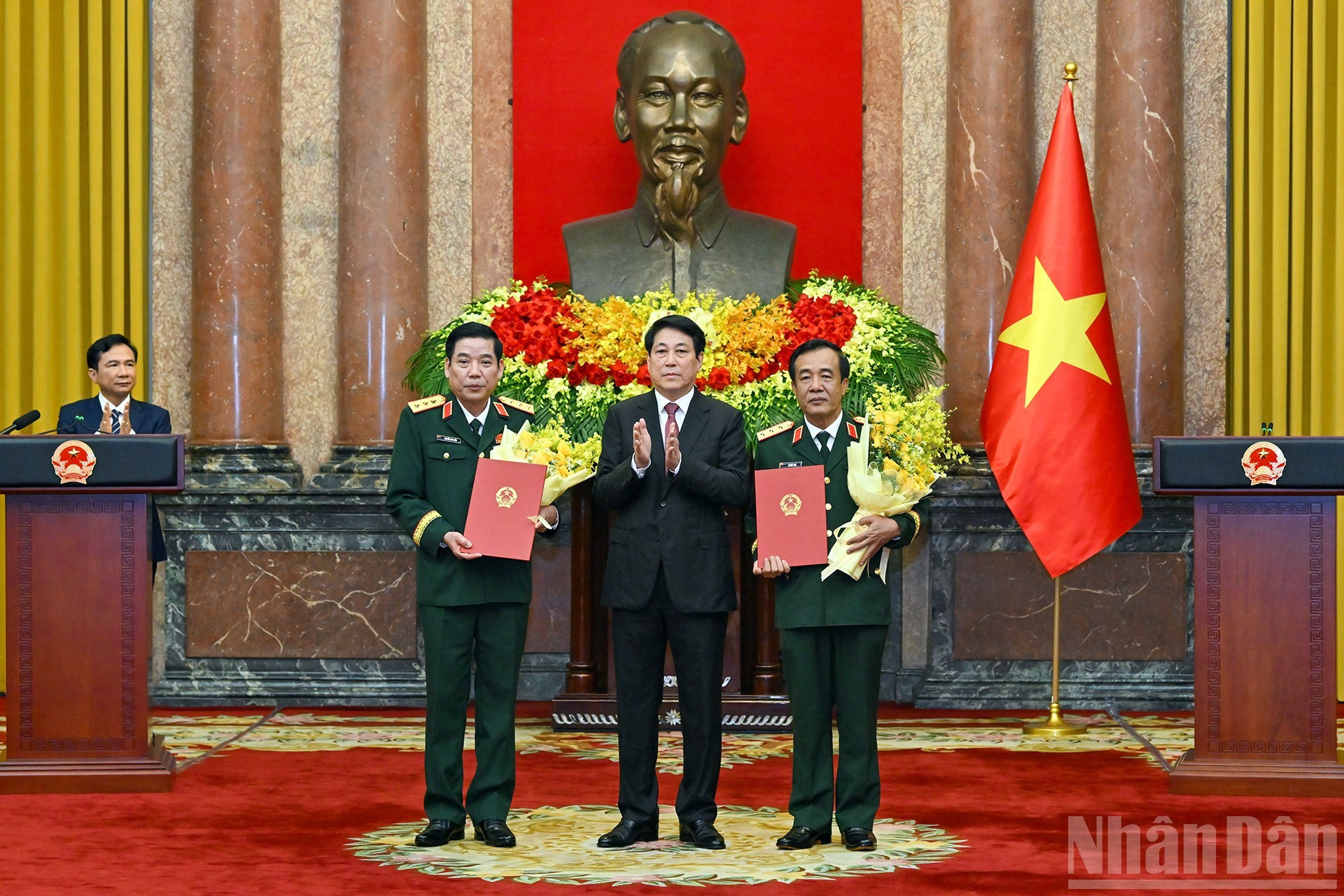 Entregan la decisión de ascenso de rango de General de división a Teniente General a los viceministros de Defensa Nguyen Van Gau y Le Duc Thai.