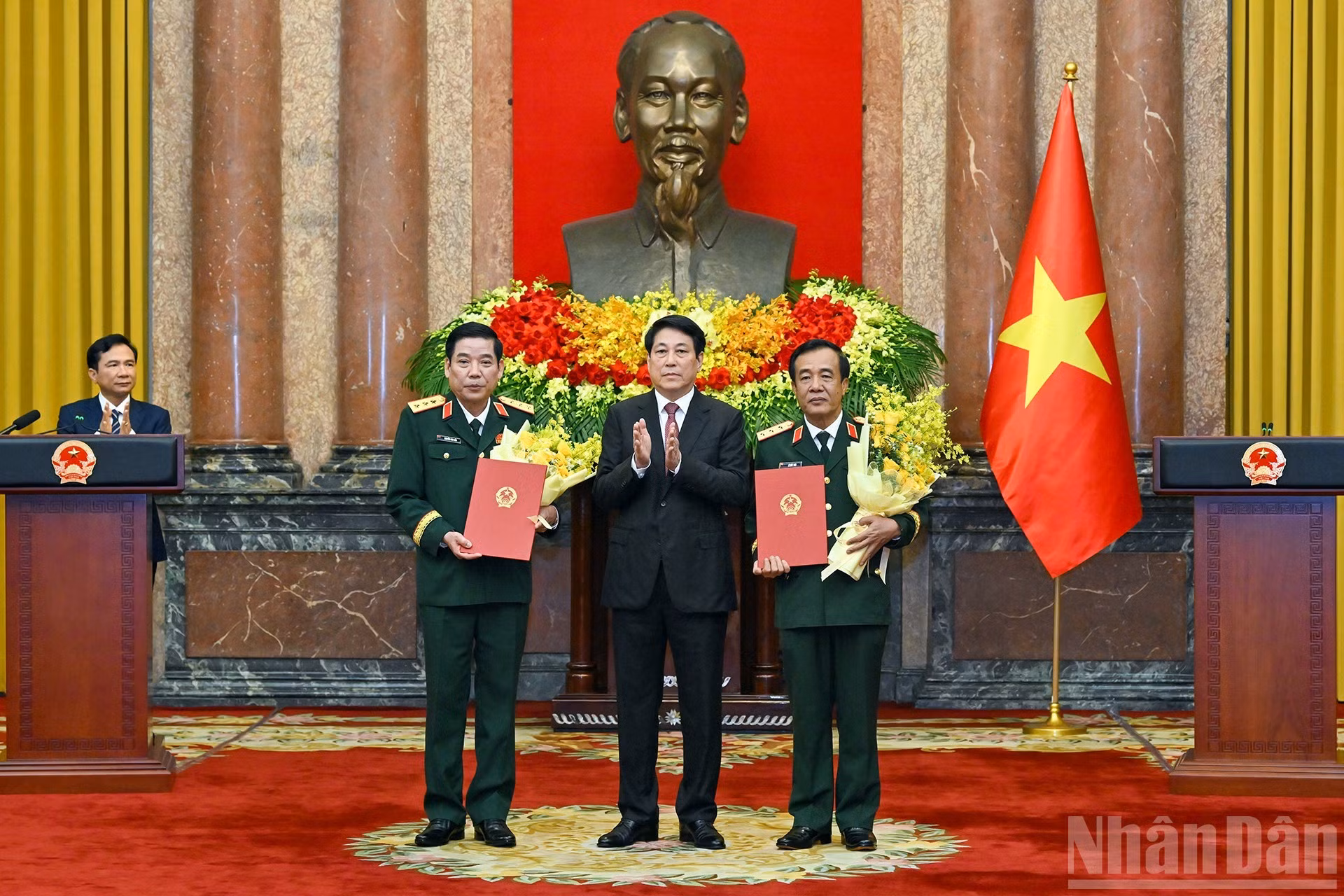 Entregan la decisión de ascenso de rango de General de división a Teniente General a los viceministros de Defensa Nguyen Van Gau y Le Duc Thai.