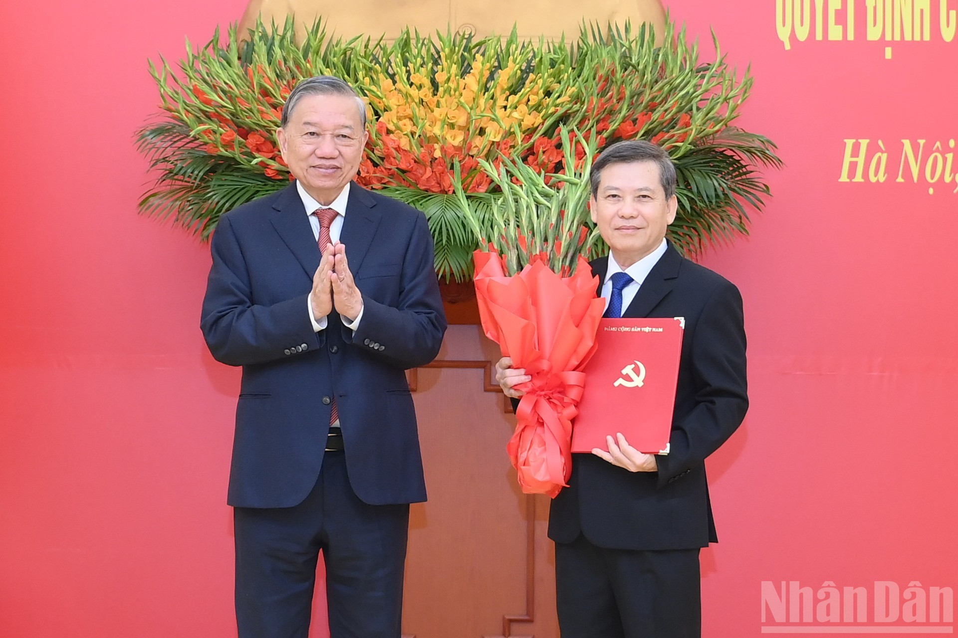 Entregan la decisión de nombrar al camarada Le Minh Tri como subjefe permanente de la Comisión de Asuntos Internos del Comité Central del PCV.
