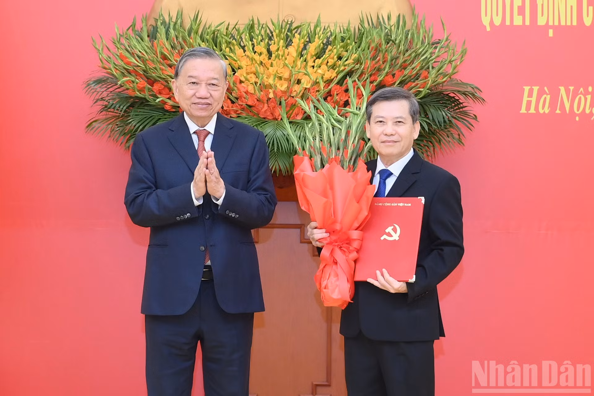 Entregan la decisión de nombrar al camarada Le Minh Tri como subjefe permanente de la Comisión de Asuntos Internos del Comité Central del PCV.