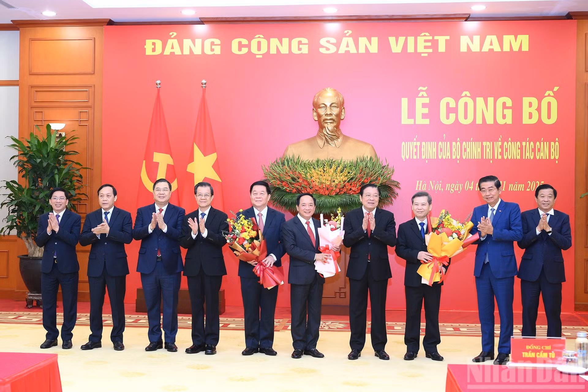 Representantes de la Comisión de Asuntos Internos del Comité Central del PCV felicitan a Nguyan Trong Nghia, Trinh Van Quyet y Le Minh Tri.