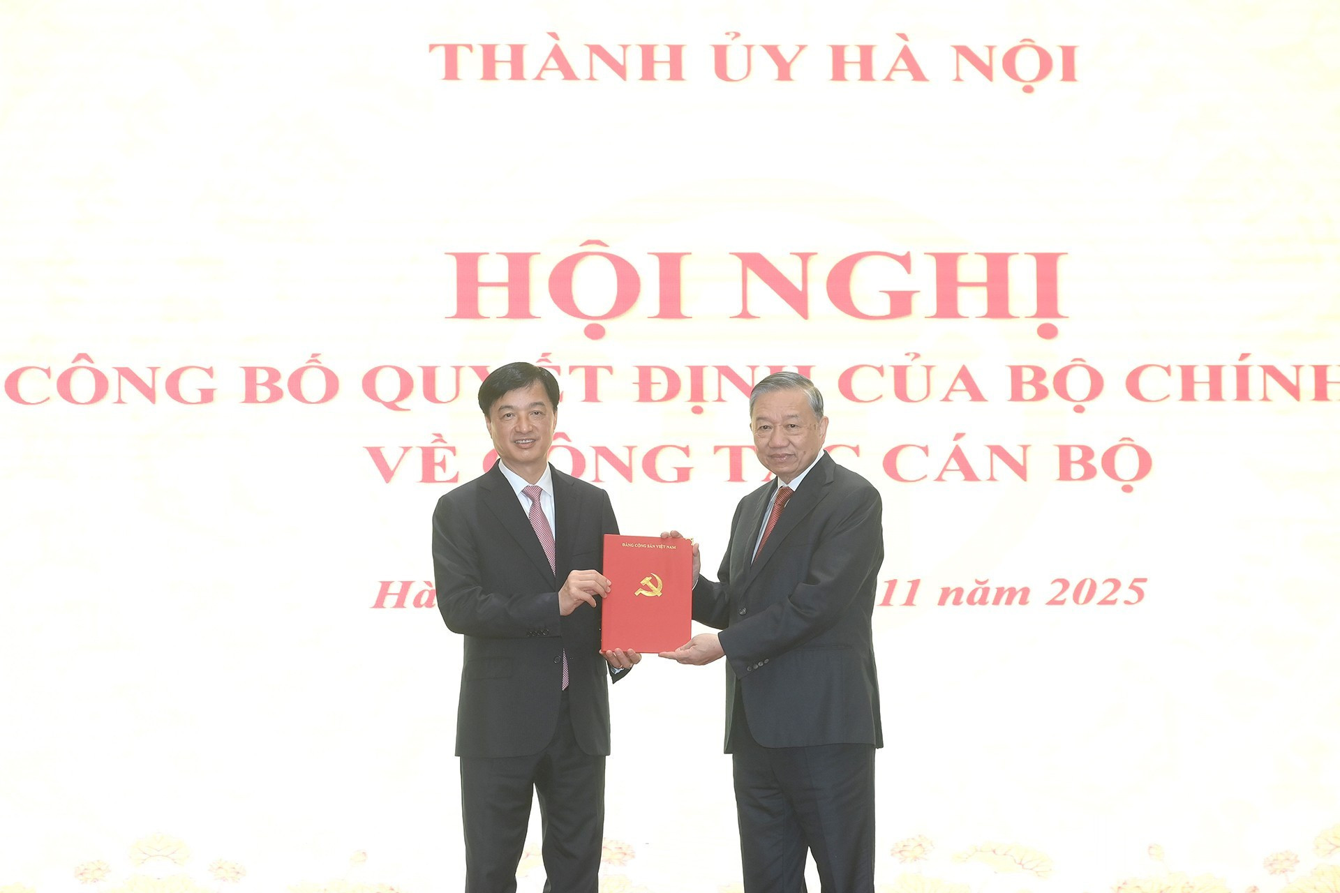 El secretario general del PCV, To Lam, entrega la decisión a Nguyen Duy Ngoc.