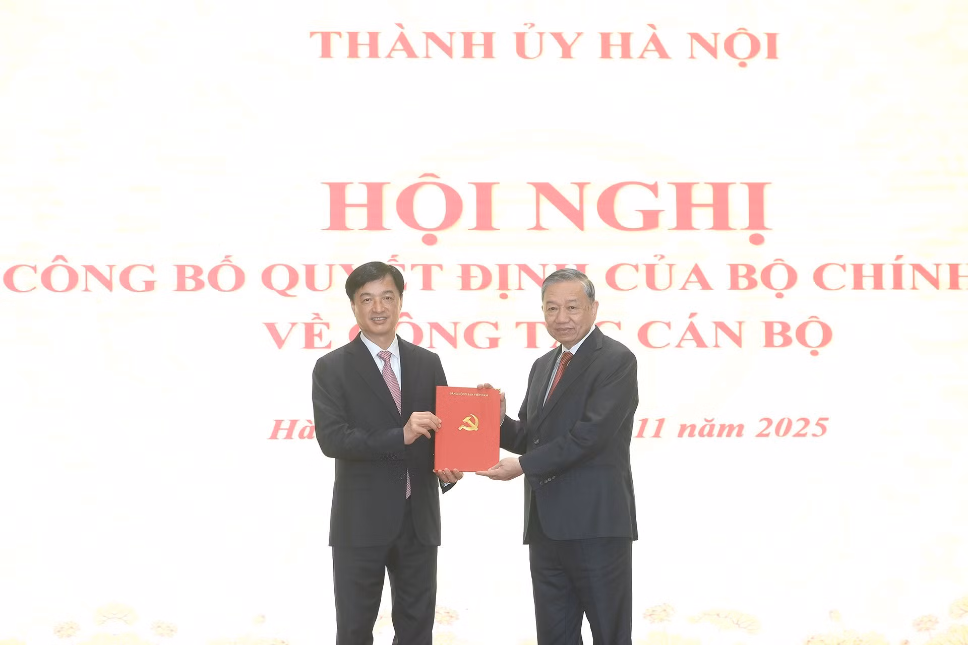 El secretario general del PCV, To Lam, entrega la decisión a Nguyen Duy Ngoc.