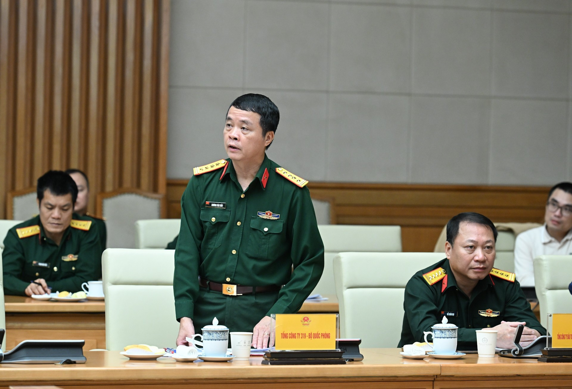 El representante de la Corporación 319 toma la palabra.