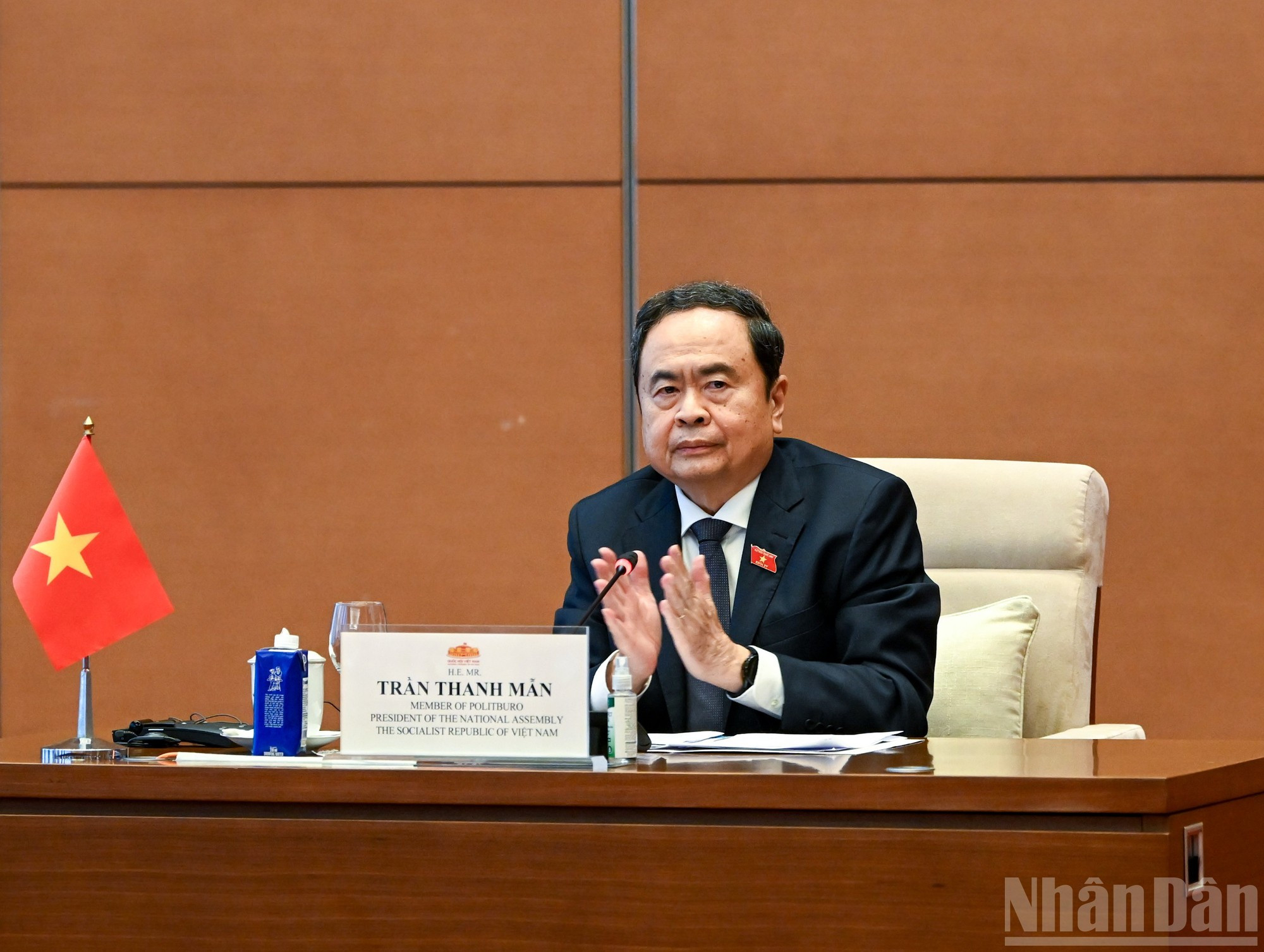 El dirigente vietnamita preside la reunión.