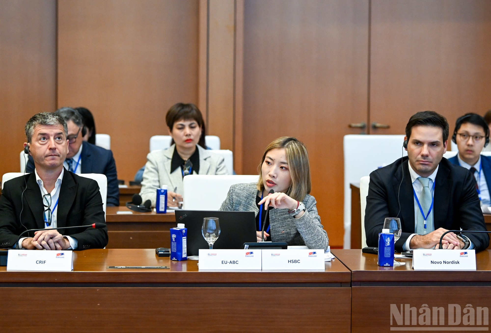 Representante del banco HSBC habla en la reunión.