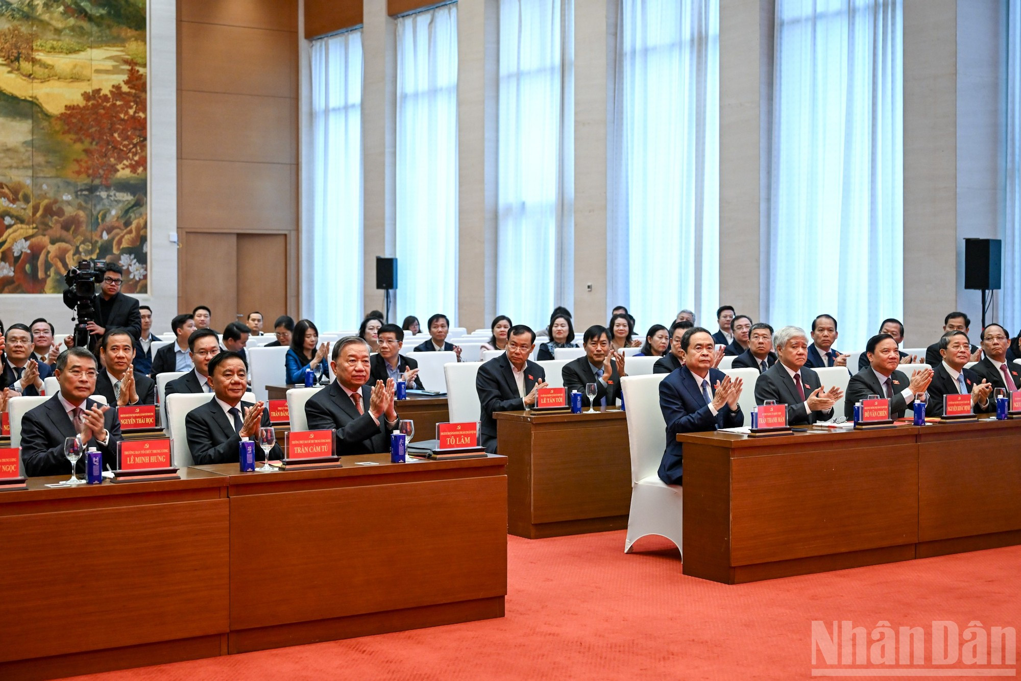El secretario general del PCV, To Lam, el presidente de la Asamblea Nacional, Tran Thanh Man, el miembro permanente del Secretariado, Tran Cam Tu, y otros dirigentes del Partido y del Estado asisten a la ceremonia.