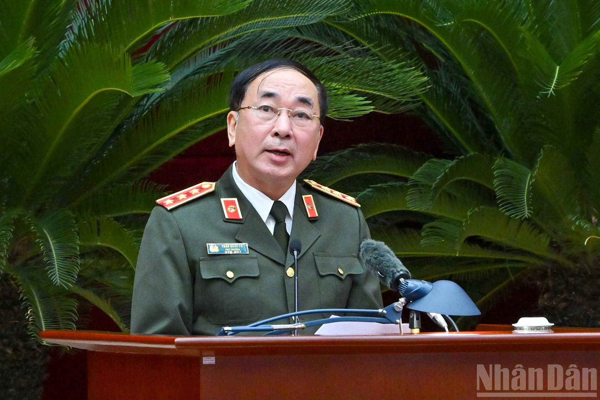 Tran Quoc To, viceministro de Seguridad Pública, presenta un documento en la cita.