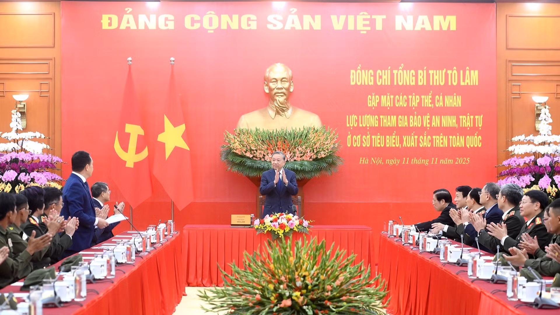 [Foto] Líder partidista se reúne con ejemplares de fuerzas de seguridad de base