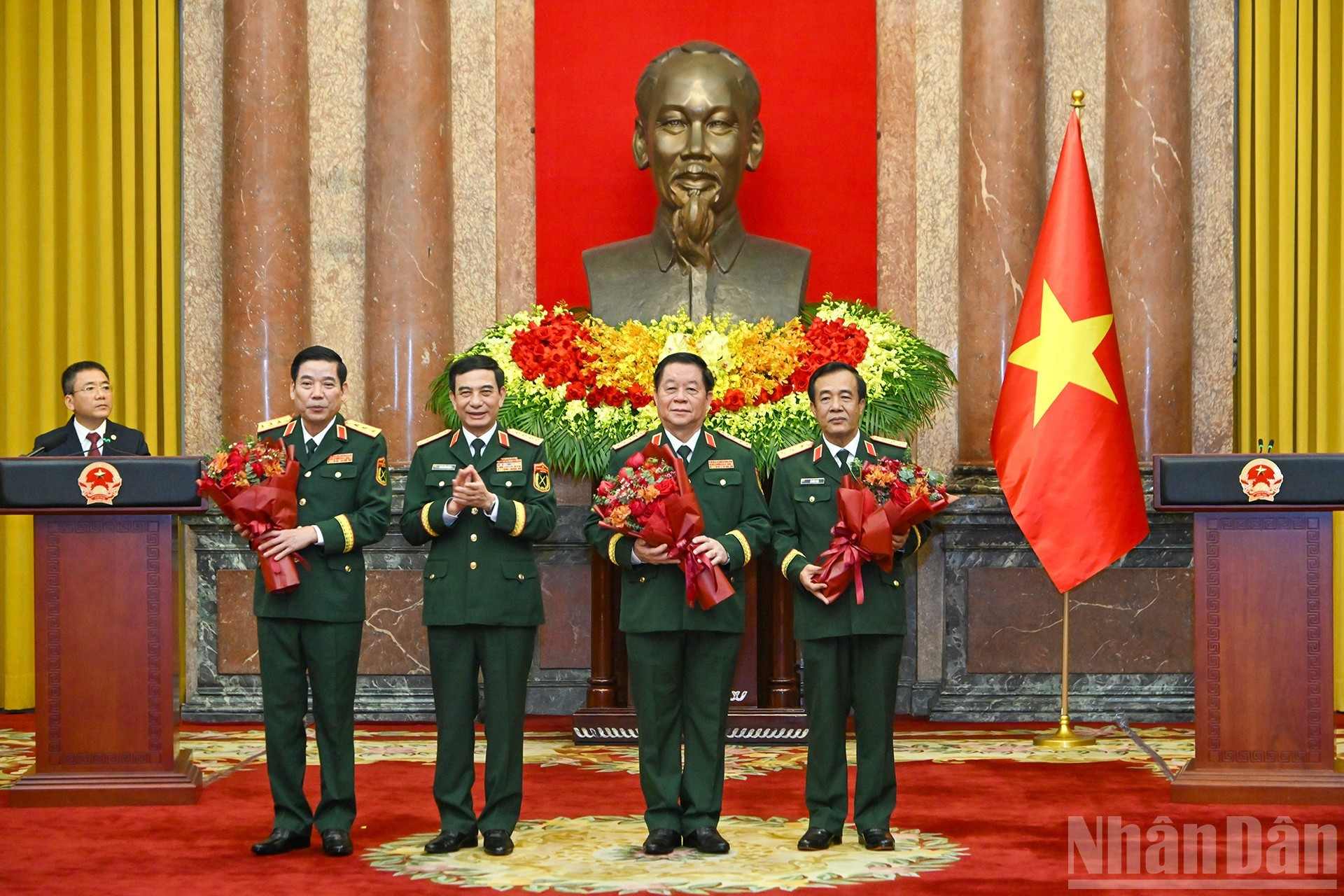 El ministro de Defensa, Phan Van Giang, felicita a los ascendidos.