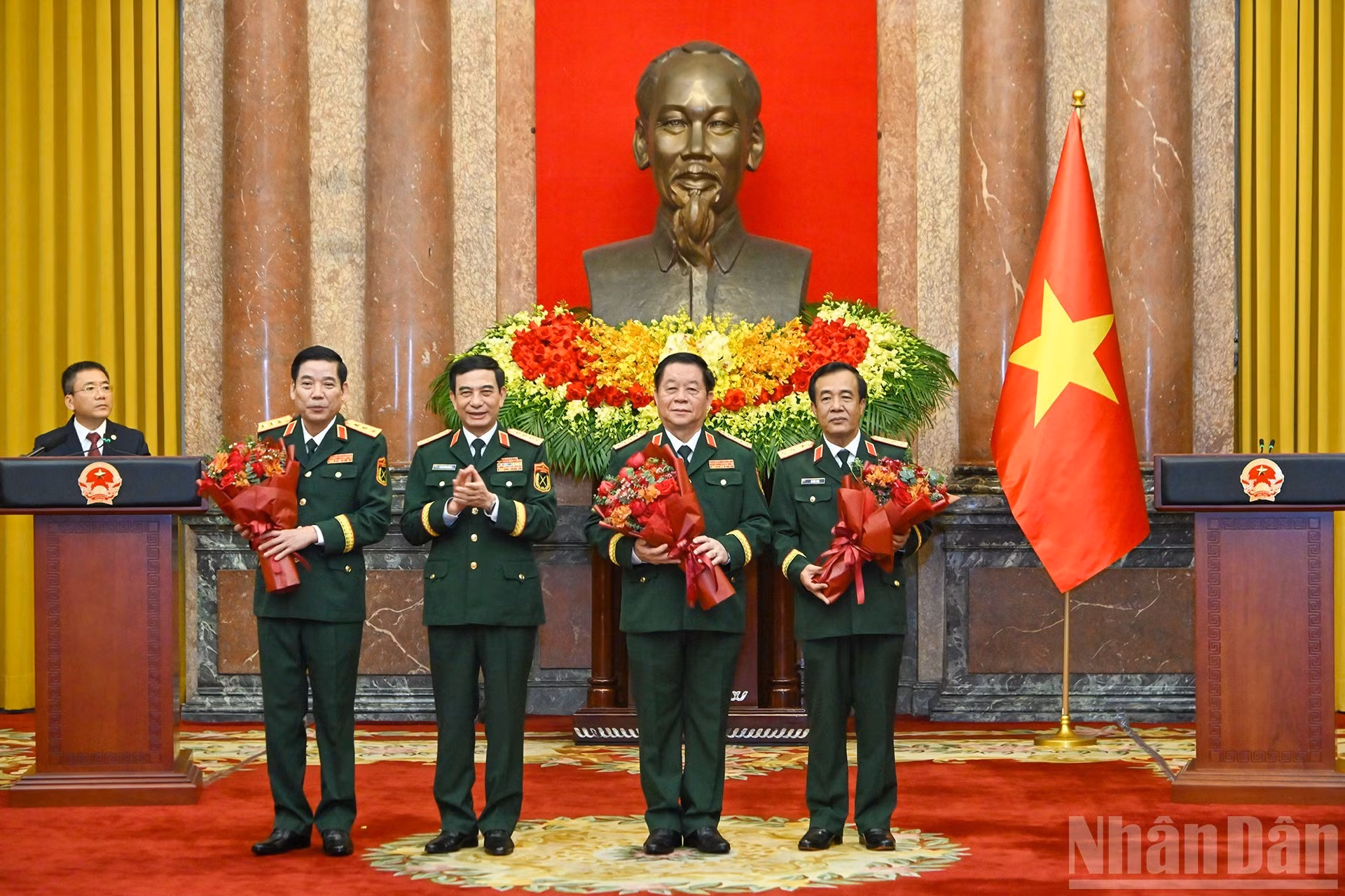 El ministro de Defensa, Phan Van Giang, felicita a los ascendidos.