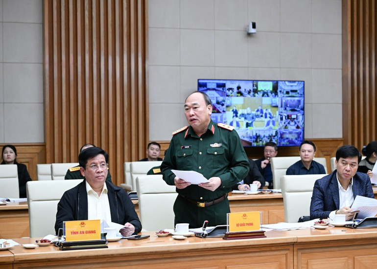 El general de división Le Quang Dao, subjefe del Estado Mayor General del Ejército Popular de Vietnam, interviene en la sesión.
