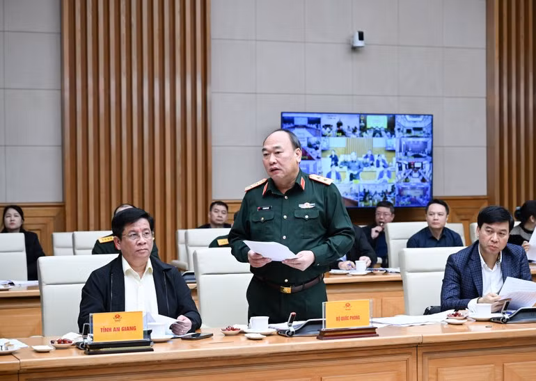 El general de división Le Quang Dao, subjefe del Estado Mayor General del Ejército Popular de Vietnam, interviene en la sesión.