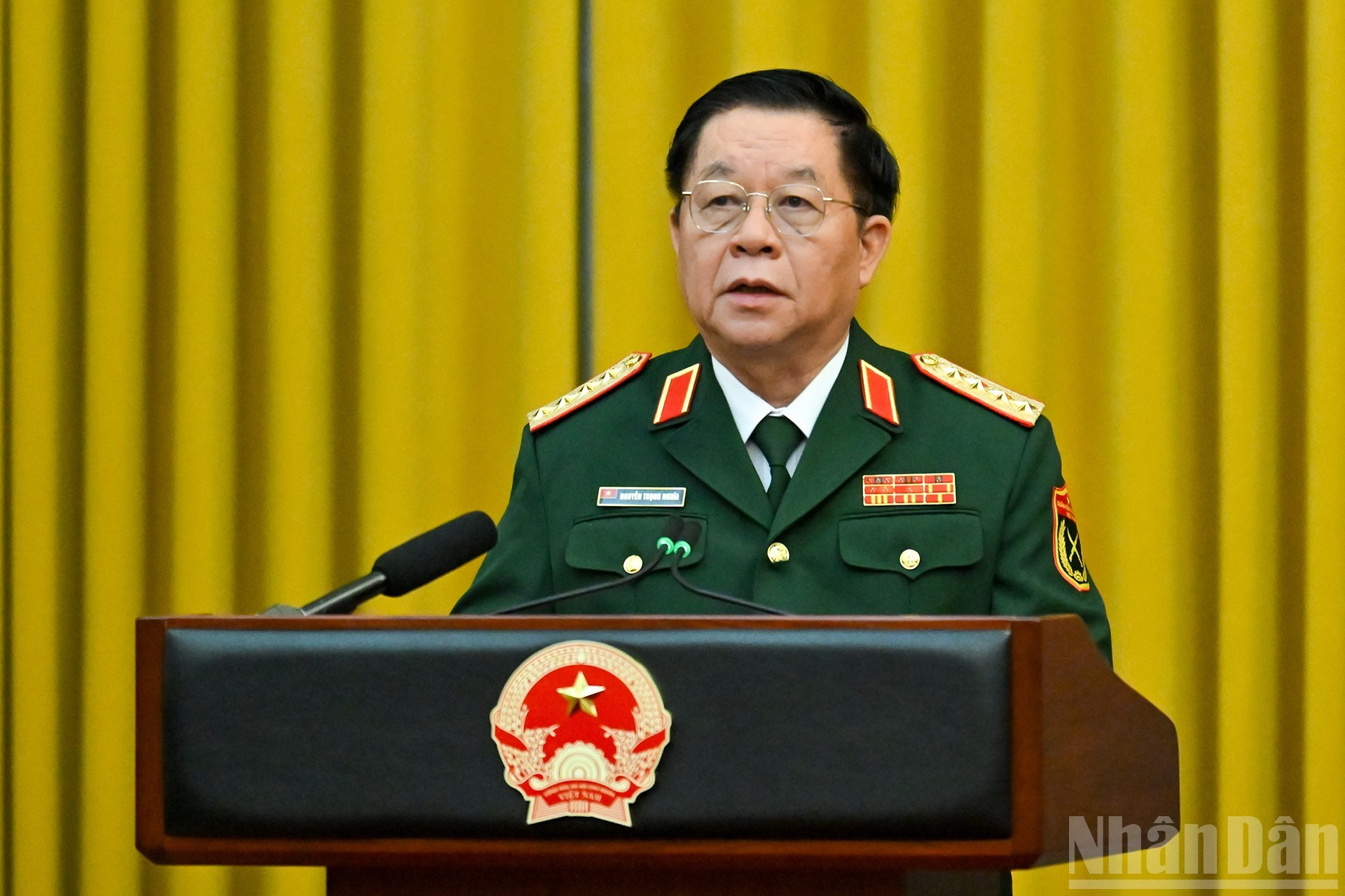 Nguyen Trong Nghia, Jefe de la Dirección General de Política del Ejército Popular de Vietnam, pronunca un discurso en la ceremonia.