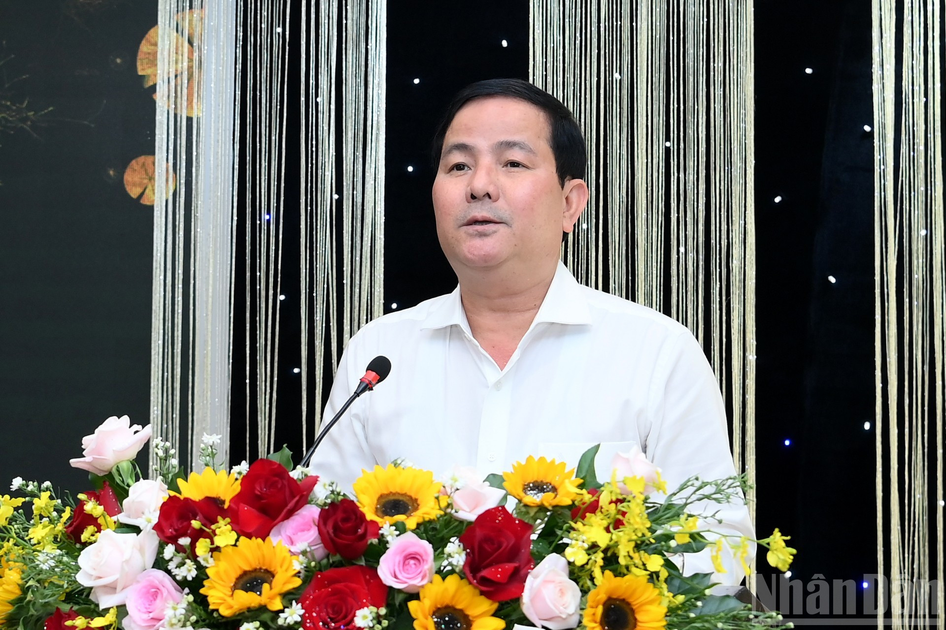 Tran Van Huyen, vicesecretario del Comité del Partido en Can Tho, habla en el acto.