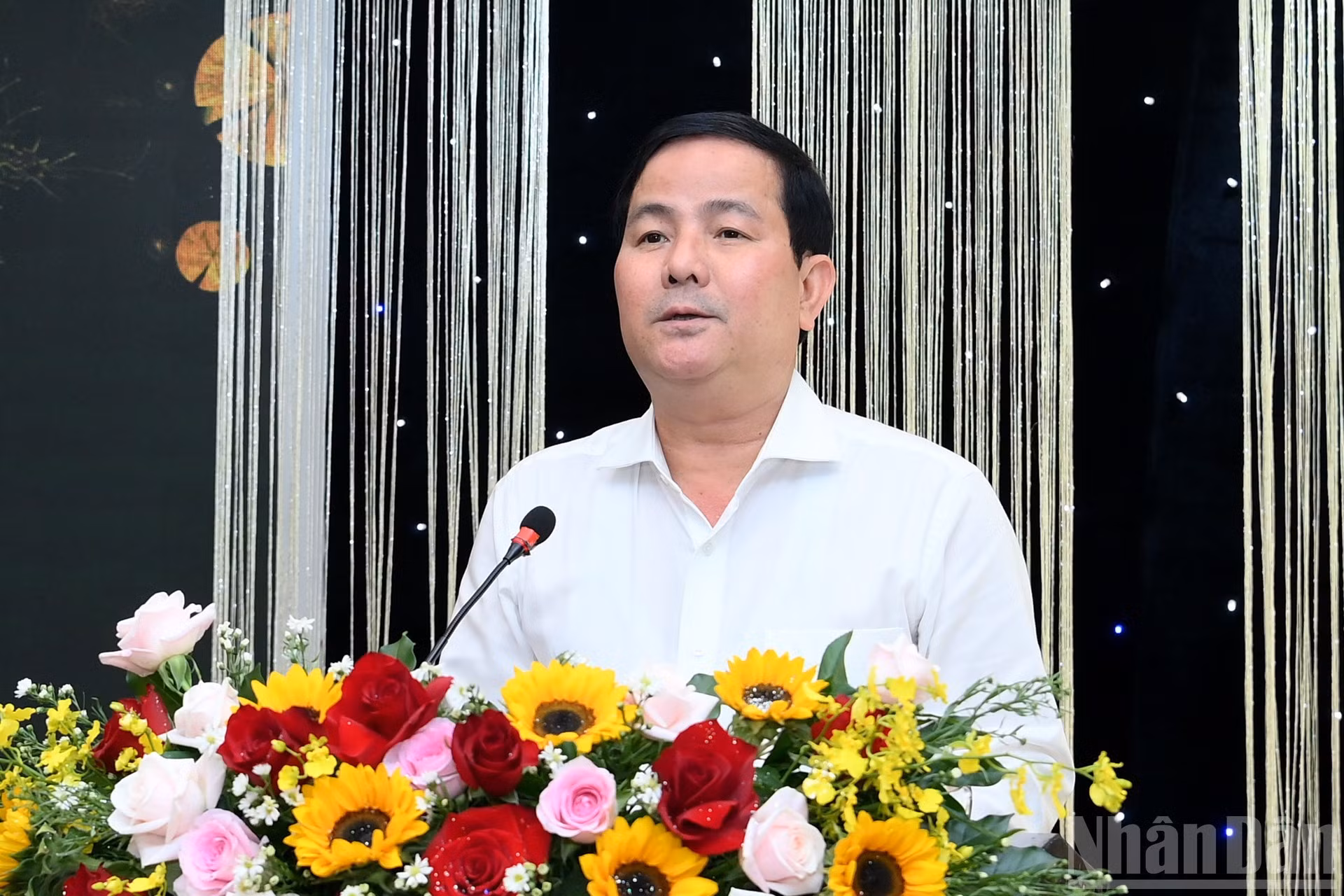 Tran Van Huyen, vicesecretario del Comité del Partido en Can Tho, habla en el acto.